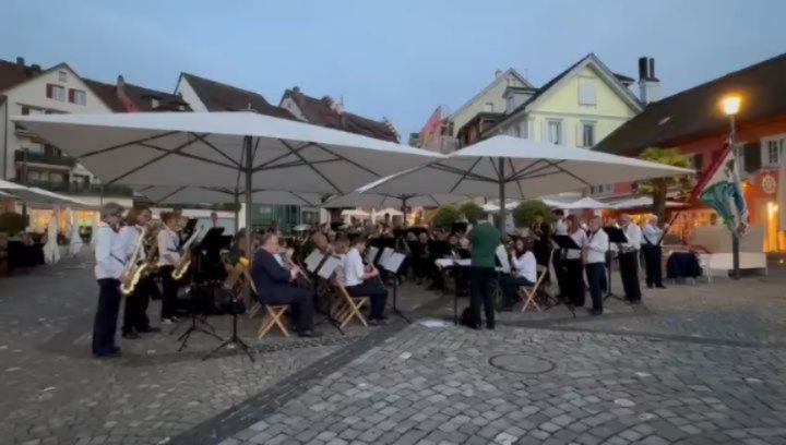 Unser 1. Sommer-Highlight, das Gemeinschaftskonzert mit der @st.patricksbrassband aus Irland, ist bereits schon wieder Geschichte.☀️🙌🏻
Es hat riesig Spass gemacht, mit unserem Mitglied @qc_hzr und seinen Freunden aus Irland auf dem Landsgemeindeplatz in Zug zu musizieren.🎶🎺
Wir freuen uns, euch am Sonntag am @imf2024 wiederzusehen!👋🏻🥳
#musikverbindet #gemeinschaftskonzert #gemeinsammusizieren #landsgemeindeplatzzug #zug #irland #neuebekanntschaften #mgwalchwil #mgwontour #blasmusikmachtspass #blasmusik #sommerhighlight #bizliregemachtschön #imf2024baar #wirfreuenuns