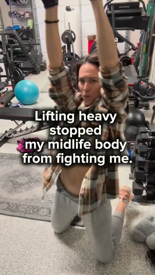 If you’re still doing more cardio, more classes, more burn-out workouts…
and your body looks softer, not stronger — this is probably why.
After 40, your body is far less tolerant of stress.
That includes:
endless high-intensity workouts,
under-fueling protein,
poor sleep,
and trying to “out-work” a nervous system that is already fried.
Lifting heavy isn’t about burning more calories.
It teaches your body that it is safe to hold muscle, regulate blood sugar, and stop defending fat the way it does when stress stays high.
This is exactly why so many women say:
“I work out more than ever… and look worse.”
Your body isn’t broken.
It’s responding to the wrong kind of stress.
I teach women how to stabilize their body first — before trying to change it.
This is exactly what I walk you through inside
The Midlife Reset™ — for women 40+ whose body stopped responding.
Link in bio.