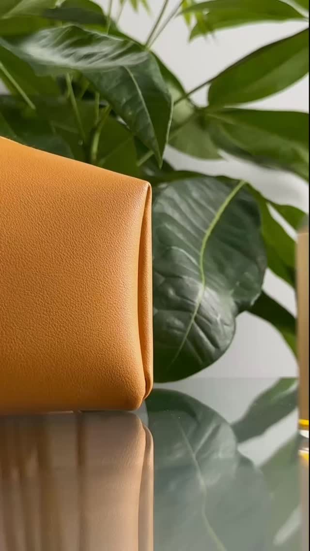 Less layers.
More intention.
A few drops.
Soft skin.
A quiet kind of glow.
The Pro-Aging Serum and Softening Face & Body Oil, used the way skincare feels best now.
Your glow, simplified.