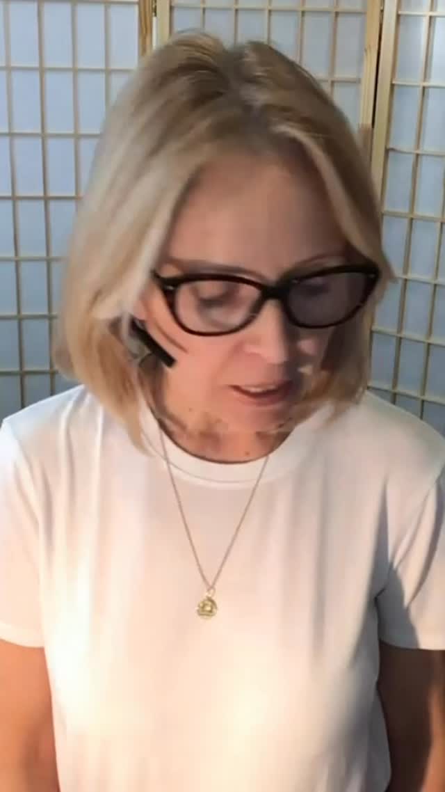 A moment of awareness matters...
Have you stopped what you are doing and paused and listened to the sounds around you?
Taking time each day to pause and move into stillness willl help reset your nervous system. We did this moment in our online qigong session to come home again.
What's your way to reset? Take that minute.
#wednesdaywellness #chinesemedicine #qigonghealing #awareness 🙏