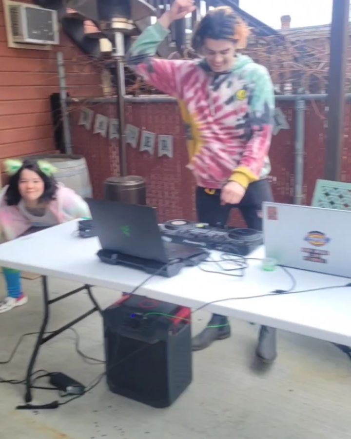 🎶 Music makes the world go round. 🎧 The DJs at my St. Patty's party were amazing!! They had such great energy all night! I love supporting up-and-coming artists and I'll definitely be booking them for future events! Check out @v3ng3ance & @steezydubz 🤘
.
Party deets:
🥳 Occasion: Birthday
🍀 Theme: St Patrick's Day
🏩 Venue: @brew_house_boarding
🎶 Entertainment: @v3ng3ance & @steezydubz
🎤 Activities: Karaoke & Cornhole
¤
¤
#Krewphoria#KrewphoriaEvents#StPatricksDayBirthdayParty#UpandComingArtists#CentralWashingtonEventPlanner#BrewHouseBoarding#BrewHouseEventsVenue#KittitasCounty98934