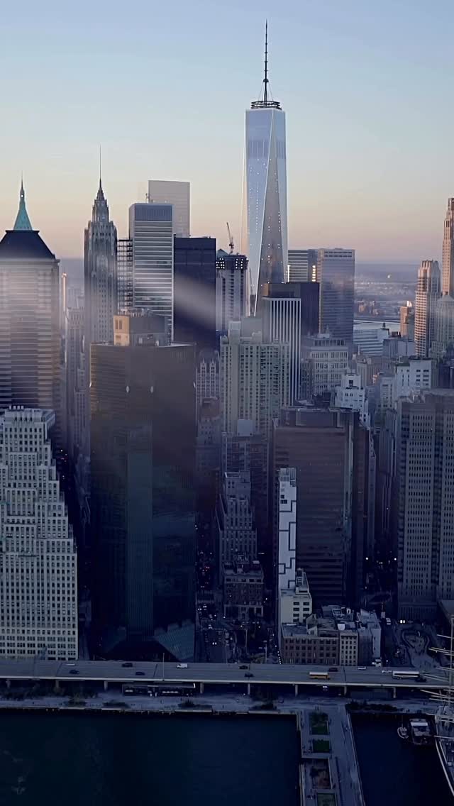 A timepiece with clean lines, contemporary design, and a perfectly balanced color palette, offered in two distinct interpretations one bolder and one more refined.
The J09, in blue and rose gold variants, is ideal for those seeking a distinctive style with constant attention to detail.