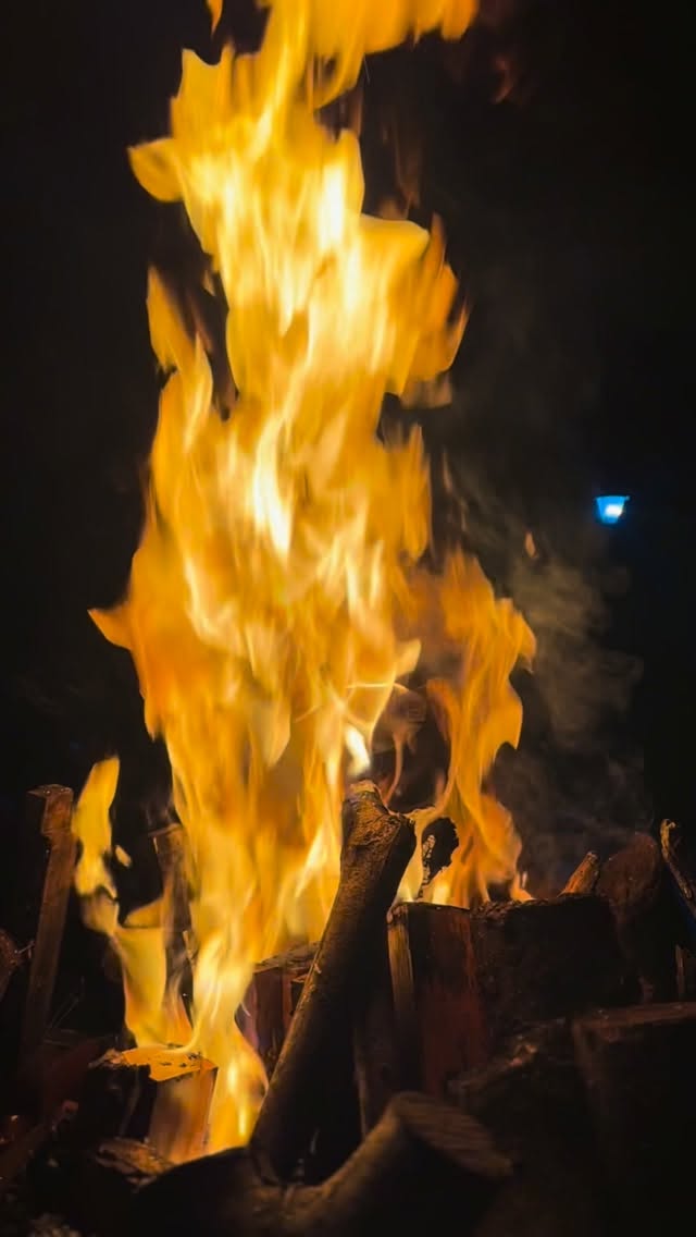 Fogata bajo las estrellas ??
Una fogata a la luz de la noche, emociones que se comparten y recuerdos que nacen.
Conecta con la naturaleza, siente el calor del fuego y vive una experiencia maravillosa en La Herencia Hotel.
Aquí, cada noche tiene su magia. ✨
? La Tebaida, Quindío
? +57 317 5252621
? comercial@laherenciahotel.com