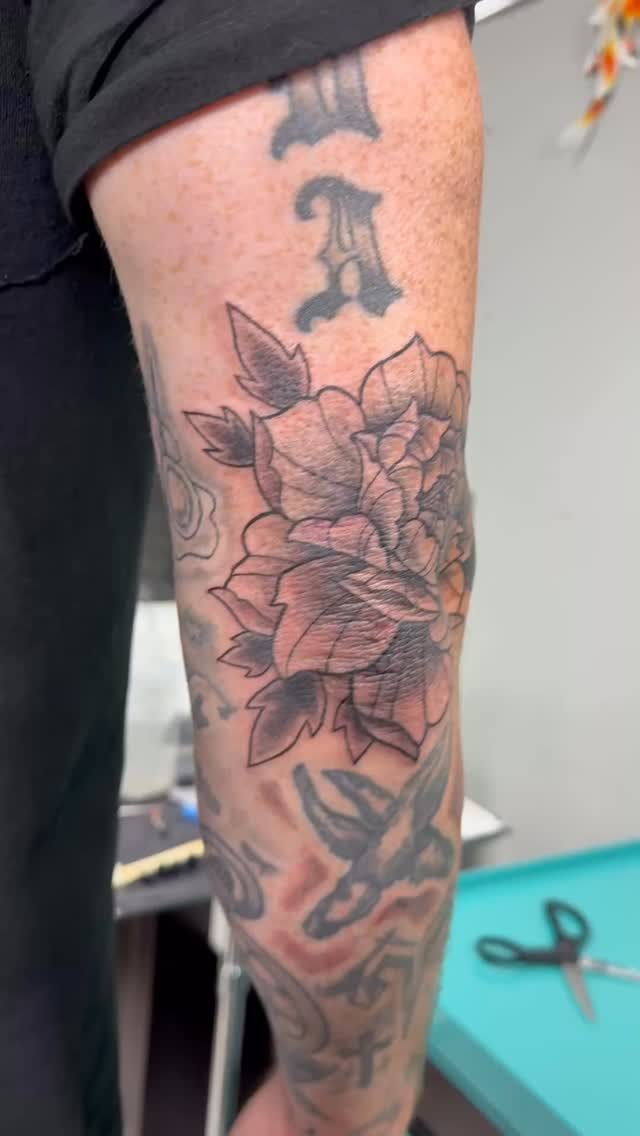 Ouch! 👀 This elbow was blasted by @tatcatmia
To book with Mia
Request an appointment on our website
TitanTattooNashville.com
#nashvilletattooshop
#elbowtattoo
#flowertattoo