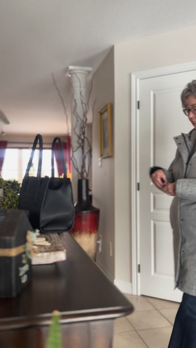 A quiet moment before the noise begins.
One deep breath.
A roll of something calming.
Then the day begins 🤍
#slowliving #everydayritual #momentsofcalm #proageing #gdbotanicals