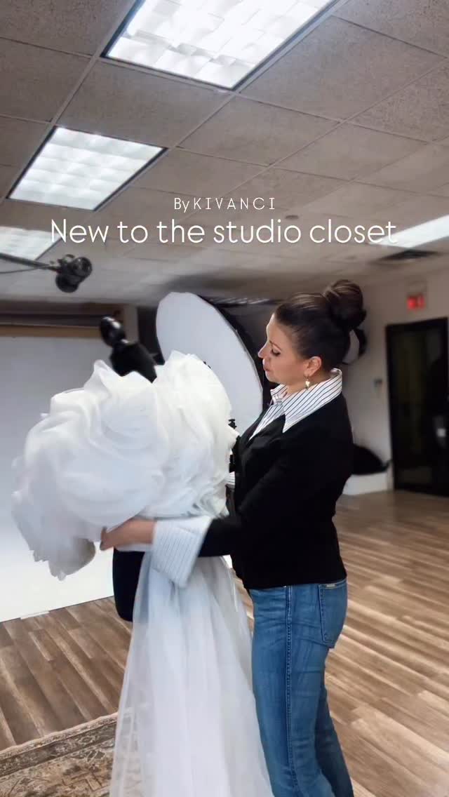 Excited for my new custom made cape ? by @kivanci.official now part of my studio closet.
I love working on custom studio pieces with @lelecouture the designer behind Kivanci. She is beyond talented ? and located in the Chicago area!
#chicagomaternityphotographer #chicagofashiondesigner