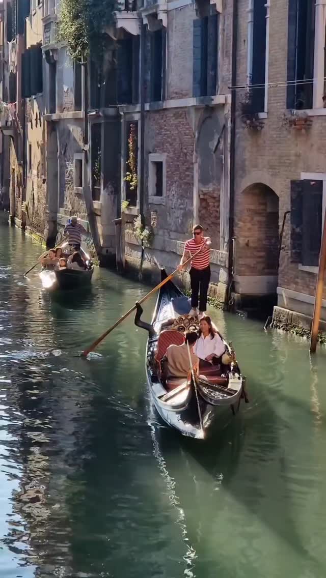 🇮🇹 A Itália não se visita. A Itália se sente.
Entre os canais de Veneza, a arte viva de Florença, as paisagens da Toscana, a grandiosidade de Roma e os cenários de tirar o fôlego dos lagos, cada cidade conta uma história e cada pedacinho conquista o coração.
É esse tipo de experiência que a gente transforma em viagem bem planejada, segura e inesquecível.
Porque quando o destino é Itália, a sua única preocupação deve ser aproveitar. Do resto, a nossa agência cuida.
Um pedacinho de algumas cidades, um sonho inteiro pra viver.
#ItaliaDosSonhos #ViajarComSegurança #ViagemPelaItalia #ExperienciasInesqueciveis #AgenciaDeViagens
