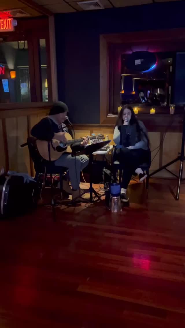 💫Had such a nice night hanging with friends while Audrey & Joe brought the acoustic magic 🎸💛