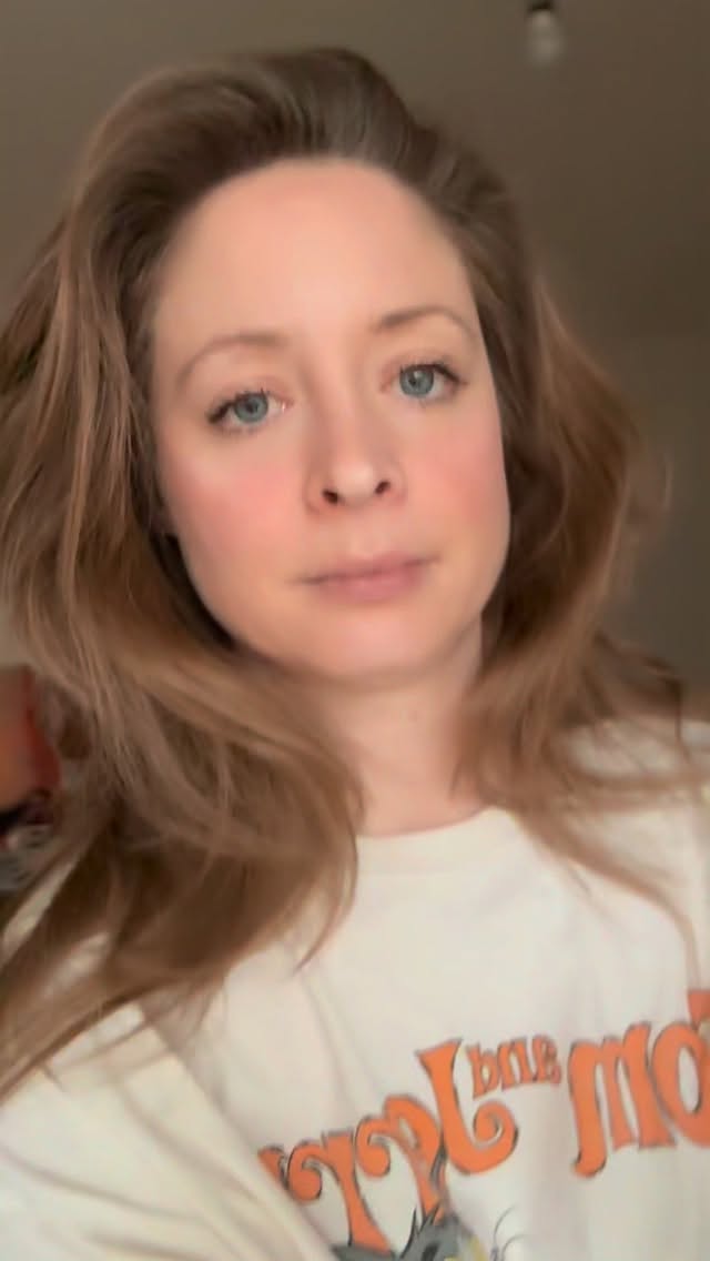 Wir kennen sie alle: die Pro- und Contra-Liste.
In der Notizen-App, im Kopf, beim Spazierengehen oder im Gespräch mit Freund:innen. Man versucht, sich selbst zu überzeugen. Oder sich auszureden, was man eigentlich längst fühlt.
Und klar, niemand ist perfekt.
Aber die richtige Person fühlt sich nicht wie eine Rechenaufgabe an. Du musst nicht ständig abwägen, rechtfertigen oder hoffen, dass sich das Gefühl irgendwann einfach „setzt“.
Die richtige Person lässt dich nicht im Unklaren darüber, wie ernst es ist. Und vor allem lässt sie dich nicht an deinem eigenen Bauchgefühl zweifeln. Manchmal weiß dein Körper die Wahrheit lange, bevor dein Kopf bereit ist, sie zu akzeptieren.
Wenn du merkst, dass du in solchen Dynamiken immer wieder festhängst und deine eigenen Muster besser verstehen willst, findest du meine Coaching-Angebote in den Highlights ✨
-
-
-
-
-
BEZIEHUNGSCOACHING • COACHING • MENTORING • GRENZENSETZEN • PROUNDCONTRA • LIEBE • SELBSTWERT • SELBSTLIEBE • AUTHENTISCHSEIN • COACH • MENTOR • PERSÖNLICHKEITSENTWICKLUNG • TRANSFORMATION