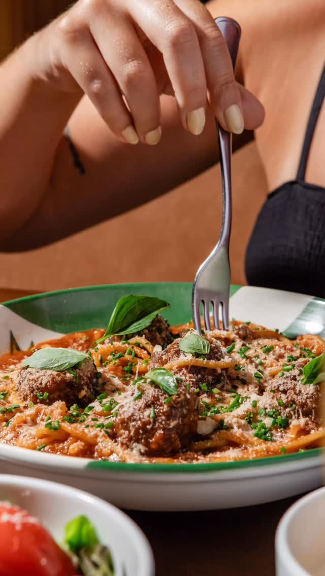 Tem coisa melhor do que uma boa garfada de macarrão? 🍝
A massa quentinha, o molho encorpado e muito queijo ralado… Às vezes, é só isso que a gente precisa pra transformar o dia.
Vem viver esse momento no Mamma Mia.
#GaletoMammaMia #ComidaItaliana #Massas