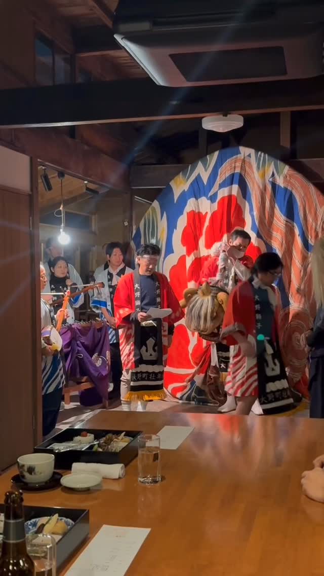 We were delighted to welcome two guests to IN KANAZAWA HOUSE for our Matsuri Night Festival – Kaga Shishimai (Lion Dance) experience.
With the generous support of the Kaga Shishimai Preservation Society from the Ono district of Kanazawa,
we were able to present a performance that was as close to the real festival as possible, using authentic lion heads and tools that are normally only brought out during actual celebrations.
While learning about the history of the festival and the unique characteristics of Kaga Shishimai, our guests also had the rare opportunity to carry the lion head themselves
and try their hand at the traditional festival music.
It was a truly immersive experience, engaging all the senses.
The time flew by, and we were so happy to see how much our guests enjoyed this special evening.
Thank you very much for joining us.
IN KANAZAWA HOUSE にて、2名のお客様に加賀獅子舞のお祭り体験を楽しんでいただきました。
金沢・大野地区(港町)の 加賀獅子舞保存会 の皆さまのご協力のもと、普段はお祭りの時にしか登場しない本物の獅子頭や道具を使用し、迫力のある、限りなく本番に近い演目をご披露いただきました。
お祭りの歴史や、加賀獅子舞ならではの特徴を聞きながら、お客様ご自身にも獅子頭を担いでいただいたり、お囃子に挑戦していただいたりと、見て・聞いて・体で感じる特別な時間となりました。
あっという間の濃密なひととき。
楽しんでいただけたご様子に、私たちもとても嬉しく思います。
この度はご参加いただき、本当にありがとうございました。
#Kanazawa
#KanazawaExperience
#JapanCulturalExperience
#JapaneseFestival
#ThingsToDoInJapan