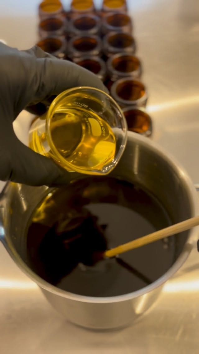 This moment is quiet—but it’s where the scent, the feel, and the comfort are set.
Nothing extra. Just what belongs here.