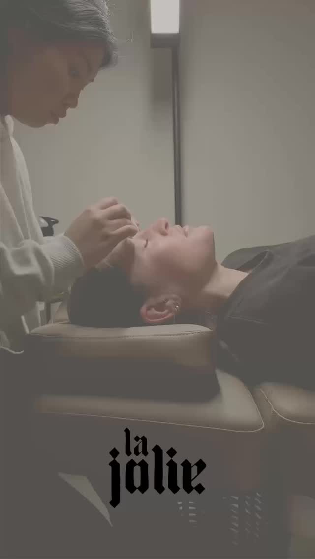 Hej venner ❤️
Jeg (Kristina) arbejder en del mindre den næste måneds tid, og derfor har vi åbnet ekstra op for en masse tider hos søde og meget dygtige Amy. Jeg lover jer, at I trygt kan lægge jer i hendes hænder.
Det var ikke uden en liiiille knude i maven, at jeg stort set skulle lukke min kalender i 1,5 måned. Men min energi skal bruges et vigtigere sted lige nu – og jeg er MEGET tryg ved at sende jer videre til Amy.
Jeg skriver dette, fordi vi har fået en del nye kunder for tiden – og der er også flere på venteliste til tider hos mig. Jeg har spurgt nogle af jer, hvorfor I ikke bare booker en af de mange ledige tider hos Amy. Det fælles svar har været, at når man ikke har besøgt os før og ser, at én kalender (min) er fuldt booket, og den anden har mange ledige tider, så kan det se ud som om den ene er mere populær eller “bedre” end den anden.
Derfor vil jeg gøre det MEGET tydeligt:
Det handler udelukkende om, at jeg har valgt at arbejde mindre i en periode – ikke om forskel på kvalitet. Amy er vanvittigt dygtig, og jeg står 100 % inde for hende ❤️
Udover at Amy står ekstra klar til at behandle jer, er Mette som altid klar i butikken til at hjælpe med produkter, vejledning, en sludder og et kram. Mette er også aktiv her på LaJolie-profilen og svarer på jeres spørgsmål og tager imod al den kærlighed, I sender vores vej ❤️
De to skal nok passe rigtig godt på jer, imens jeg er “væk”.
Jeg kommer selvfølgelig ind i butikken her og der og har stadig enkelte behandlingsdage – så helt slipper I ikke for mig 😉
Tak fordi I altid støtter min lille hjertebiks. Hvert eneste besøg, like, kommentar, deling, kram og hep tager jeg aldrig for givet. Jeg føler mig så heldig ❤️
Jeg ved, det har krævet lidt ekstra af jer, som gang på gang har måttet rykke jeres tider for at passe ind i min lidt besværlige og omskiftelige kalender. Uden jeres tålmodighed og støtte havde jeg ærligt talt været nødt til at slukke og lukke biksen. Så tak – fordi I bliver ved med at støtte, besøge og heppe ❤️
Stort kram
Kris