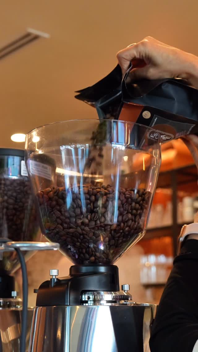 Meet our Dark Rum origin - rich, smooth, and pulled to perfection! ☕️ Rosie breaking it down, from bean to cup, with a shot that’s creamy, balanced, and full of depth ✨
Expect notes of dark rum, orange peel, dark chocolate, and vanilla - bold, comforting, and especially good with milk. If you love a deeper espresso with character, this one’s for you 🤎
Stop by and taste it for yourself today!
#espressolover #coffeeshop #coffeelover #specialtycoffee #coffeetime