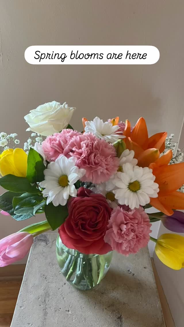 Designed with some of the season’s most beautiful blooms. ?
#brookfieldwisconsin #wisconsinflorist #floralarrangements #brookfieldwi #mayflowersflorist