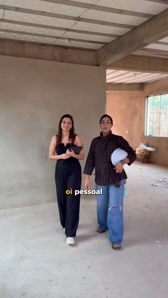 Você sabe por que a visita técnica é uma das etapas mais importantes da obra? ??️
É nesse momento que engenheira e arquiteta percorrem todos os ambientes, conferem medidas, analisam as instalações, alinham expectativas e buscam as melhores soluções para que projeto e execução caminhem juntos.
Porque entre o que foi desenhado e o que está sendo executado podem surgir ajustes. E quanto antes eles forem identificados, melhores são as soluções e menores as chances de retrabalho.
No fim, temos um único objetivo: entregar um ambiente bonito, funcional e pensado para a rotina de quem vai viver ali.
No vídeo de hoje, vou mostrar um pouco de como funciona essa visita técnica e por que ela faz tanta diferença no resultado final da obra. ?