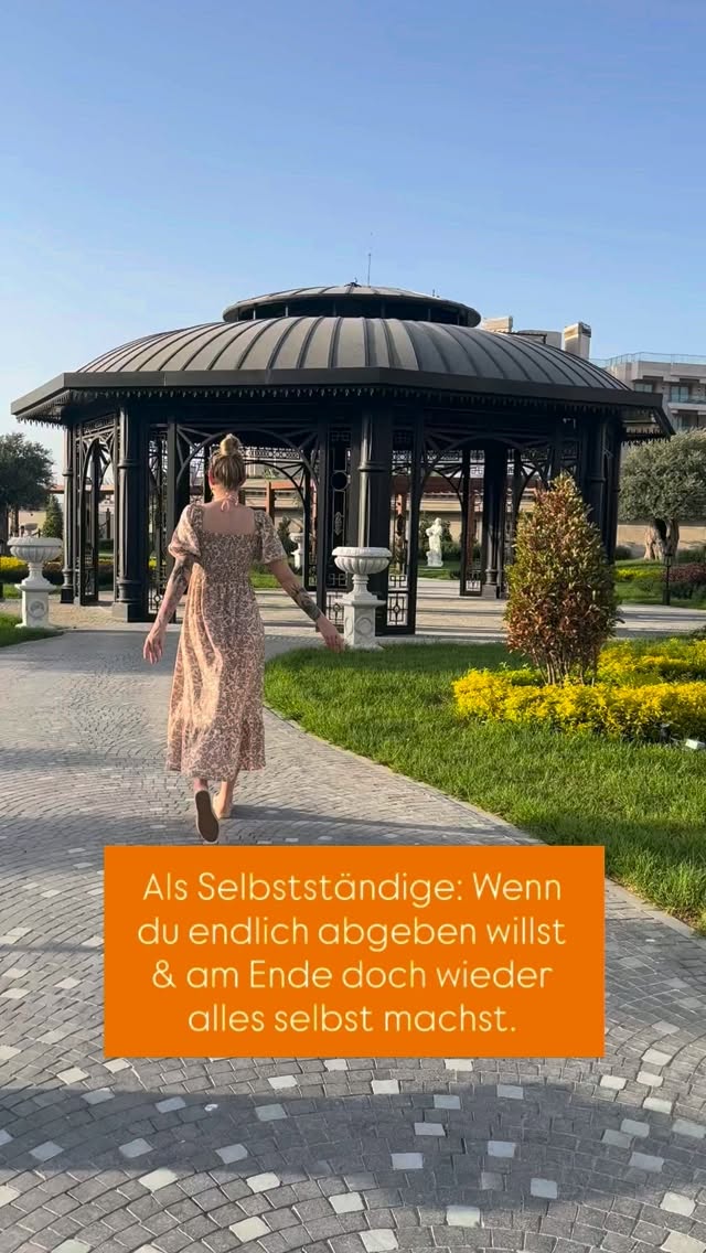 Der erste Schritt raus aus meinem Überlebensmodus war nicht die nächste Morgenroutine & auch nicht noch mehr Selbstfürsorge. Es war abgeben. Dinge, von denen ich felsenfest überzeugt war, dass sie meine Aufgabe sind. Und ehrlich, das war unbequemer als jede Routine, die ich je ausprobiert habe.
Denn jedes Mal, wenn mir jemand etwas abgenommen hat, war es wieder da, dieses Ziehen. Dieses „Eigentlich müsste ich das doch selbst machen.“ Ich durfte mir eingestehen, dass ich all das nicht getragen habe, weil es sein musste, sondern weil ich nicht wusste, wer ich ohne bin.
Wenn du dein Business aufbaust & gleichzeitig eine Familie trägst, ist Abgeben kein Organisationsthema. Es ist ein Sicherheitsthema. Dein System hat irgendwann gelernt, dass es nur sicher ist, wenn du alles im Griff hast. Und das lässt sich nicht wegdelegieren, das darf sich in dir lösen.
Ich musste jedes Mal neu bei mir einchecken & mir sagen: Es ist okay. Ich darf das.
Wenn du gerade an diesem Punkt stehst, schreib mir BALANCE.
Alles beginnt in dir ??
Deine Ava
