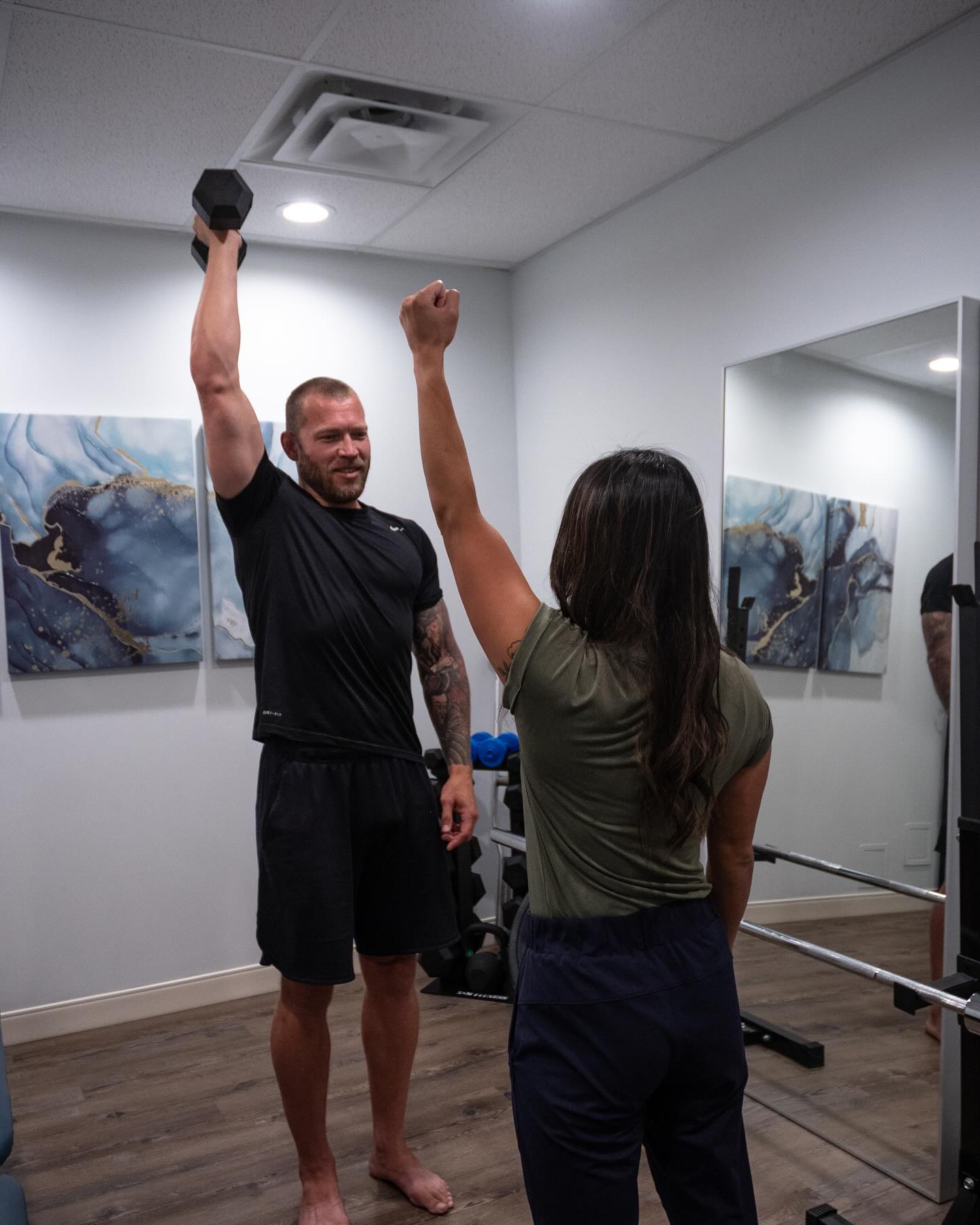 Are you having pain when you do a shoulder press? Try these two tips!
.
1️⃣ Adjust your elbow position to ~45 degrees forward from horizontal. This is the scaption angle, which is the natural angle of your shoulder joint (see second photo); thus, it often feels more comfortable than a wider angle.
.
2️⃣ Exhale with the effort; many people tend to hold their breath (see third photo), especially if they anticipate pain. However, this can tighten the musculature in the surrounding muscles and can lead to pain.
.
If these do not help, it is recommended to see a physiotherapist who can assess and diagnose your pain and give you an individualized treatment and rehabilitation plan!
.
Modeling credit goes to @popn_freshhhh
📸: @rosieleephotography
.
#rehabontap #physiotherapist #yyc #sport #physiotherapy #physical #therapy #bjjphysio #sportspecific #rehab #prehab #bjjrehab #bjjprehab #bjjinjuries #grappling #shoulderpain #subacromialpain #shoulder#impingement #shoulderpress #modifications