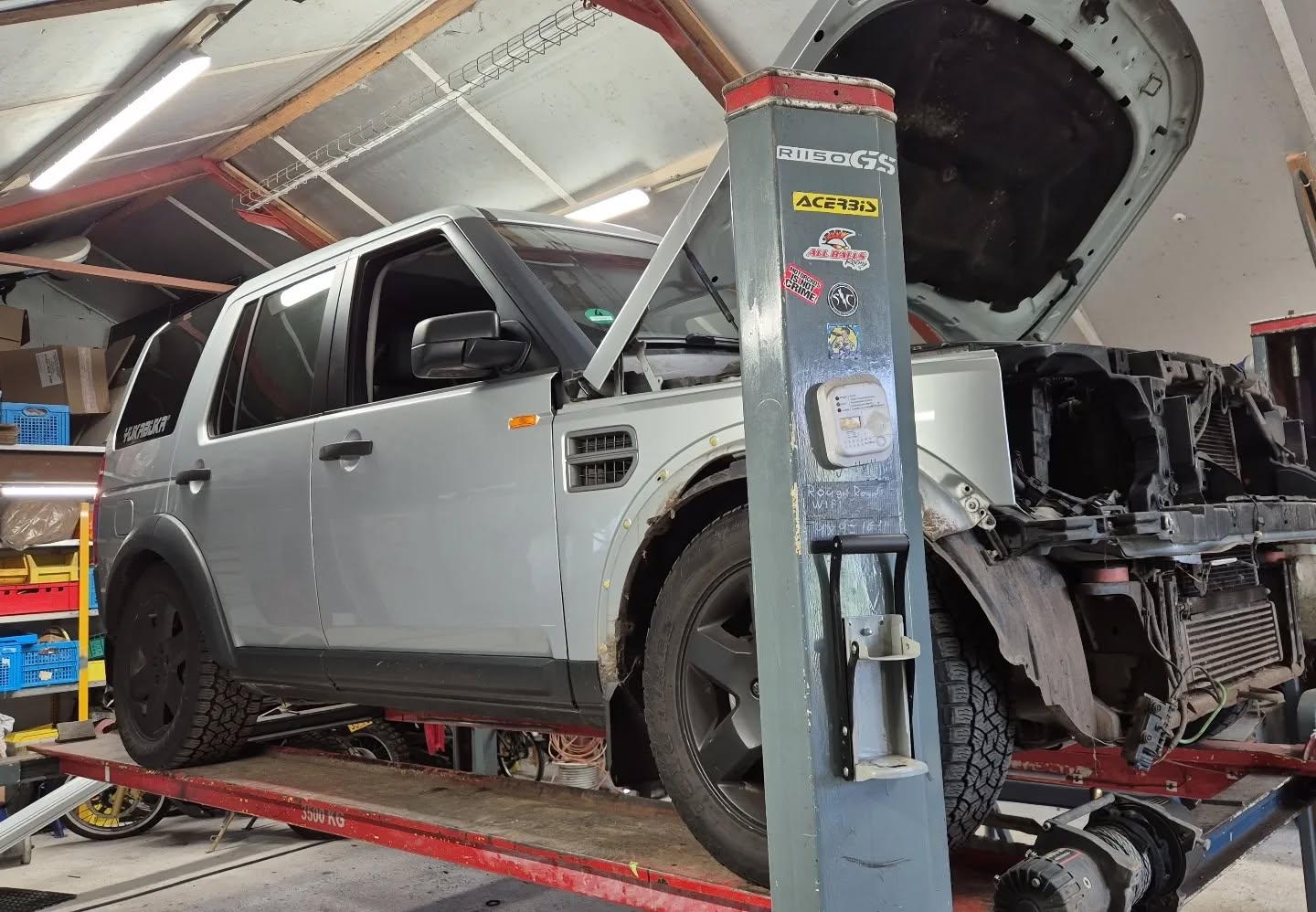 Next project on the lift!
This #LandRover Didcovery 3 needs a hidden winch mount.
When this beast of 2700kg becomes stuck you'll be glad to be able to winch yourself out.
#Landrover #discovery #Winchmount #warnwinch #overlanding #Fabrication