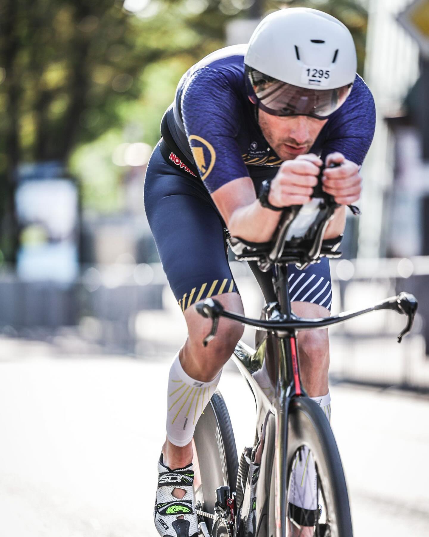 It’s that time of year again… Where the nights draw in, the weather turns and the turbo trainer seems like a more attractive option 🚴🏻
With that in mind, here is a ‘Turbo Thursday’ session from Head Coach Jon, with three main set options to help get you started:
1️⃣ Warm-up (10-15 minutes)
▪️Begin with easy spinning to get your legs moving.
▪️Include some high cadence intervals (20-30 seconds each) to raise your heart rate.
2️⃣ Main Set: High-Intensity Intervals
Option 1: VO2 Max Intervals
▪️5x 3 minutes at 110-120% of your FTP (Functional Threshold Power).
▪️3 minutes of easy spinning between efforts.
Option 2: Sweet Spot Intervals
▪️4x 8-10 minutes at 88-94% of your FTP.
▪️2-3 minutes of easy spinning in between.
Option 3: Sprints
▪️10x 30 seconds all-out sprints, with 2 minutes of easy spinning between.
3️⃣ Cool-down (10 minutes)
▪️Gradually lower your intensity, spinning lightly to flush out any lactate buildup.
Let us know which one is your favourite 😊
Team: @jon_warren_tri @sunshine_nutrition_ @aspiresportpsych_pt @gb_triathlon @nick_c_tri @charl0tte.tris @markbillyard
Partners: @momentum.cycles @gbmedalboards @youngagain_cycles @otesportsgb @nrgchains @rideparcours @zone3official @revolverwheels_aeroworks @bikeboxalan @completephysio @themagic5 @nopinz
#turbothursday #turbosession #cyclingworkout #wintertraining #turbotrainer #indoortraining #bikepower #indoorcycling #paincave #triathlontraining #triathloncoach #gozwift #zwiftcycling #wahooligan #swimbikerun #buildingabase #consistencyiskey #cyclinglife #cyclistsofinstagram #stravacycling #velo #trilife #trilifestyle #ukcyclechat #triathlonlove #trainingplan #cycling #workoutwednesday