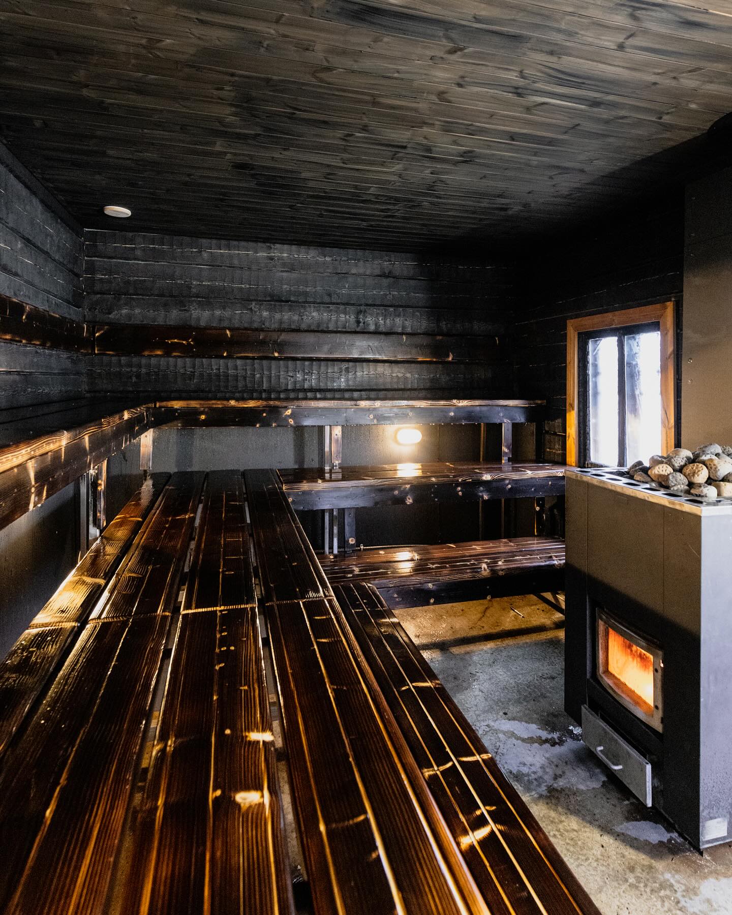 MUMMOLASAUNA ON VALMISTUNUT JA AVOINNA ?
Mummolasauna 3.0 on valmiina ja käytössä. Myös noin kuukausi sitten palaneen mummolasaunan remontti valmistui tasan vuosi sitten, 3.11.2023. Kerran vuodessa kun rakentaa, niin pysyy hyvä tuntuma ?
Vanhan mummmolasaunan tunnelma on pyritty säilyttämään myös uusimmassa mummolasaunassa. Uuden mummolasaunan ovi on valmistettu puusepän toimesta palaneista hirsistä, ja palossa vaurioituneet ikkunat on restauroitu uuteen saunaan. Myös vanha betonilattia sekä perustukset onnistuttiin säilyttämään, ja muilta osin uusi mummolasauna on täysin vastaava kuin entinen.
Tervetuloa löylyihin!
#visitlieto 
#visitturku 
#visitturku❤️ 
#järvelä 
#avanto 
#avantouinti 
#sauna 
#yleinensauna 
#kylmäuinti