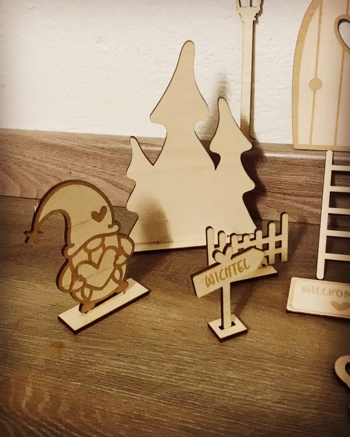 🎅✨ Der Zauber der Wichtelzeit beginnt! ✨🎅
Unser liebevoll gestaltetes Wichtelset macht die Vorweihnachtszeit zu einem ganz besonderen Erlebnis für Groß und Klein. 🧙♂️✨ Mit einer Wichteltür, Postkasten, Zaun, Baumgruppen und vielen weiteren zauberhaften Details könnt ihr eure eigene kleine Wichtelwelt gestalten – ein echter Hingucker für die Weihnachtszeit! 🎄❤️
Das Set ist perfekt für Familien, um gemeinsam kreative Geschichten zu erzählen und die Magie der Weihnachtszeit lebendig werden zu lassen. 🎁 Und das Beste? Ihr könnt es personalisieren und jedes Jahr wieder verwenden! 🪵❄️
🌟 Was alles im Set enthalten ist:
• Wichteltür
• Baumgruppen
• Postkasten
• Laterne
• Zaun
• Personalisiertes Wegweiser-Schild
• Und vieles mehr!
📦 Schnapp dir dein Set jetzt im Onlineshop oder schreibe uns direkt für Fragen oder Sonderwünsche.
Lasst die Wichtel bei euch einziehen und sorgt für eine unvergessliche Weihnachtszeit! 🧡
#kreativveredelung #vorau #Wichtelset #Weihnachtszauber #Vorweihnachtszeit #Weihnachtsdeko #PersonalisierteDeko #HandgemachtMitLiebe #Kinderfreude #ZauberhafteWeihnachten #Wichtelwelt #MagischeMomente #DIYWeihnachtsdeko #Einzigartig #Weihnachtsfreude #DekorationMitHerz #UnvergesslicheWeihnachten #IndividuellGestaltet #FestlicheStimmung #LiebeZumDetail
Wichtelset, Weihnachtszauber, Vorweihnachtszeit, handgemachte Weihnachtsdeko, personalisierte Weihnachtsdeko, kreative Wichtelwelt, Wichteltür Set, DIY Weihnachtsdeko, liebevoll gestaltetes Wichtelset, Deko für Kinder, Zauberhafte Weihnachten, Weihnachtsgeschenkideen, festliche Dekoration, individuell gestaltete Weihnachtswelt, Holzdeko Weihnachten, magische Weihnachtszeit, Adventsdekoration, Wichtelset personalisierbar, handgemachte Festdeko, kreativer Weihnachtszauber