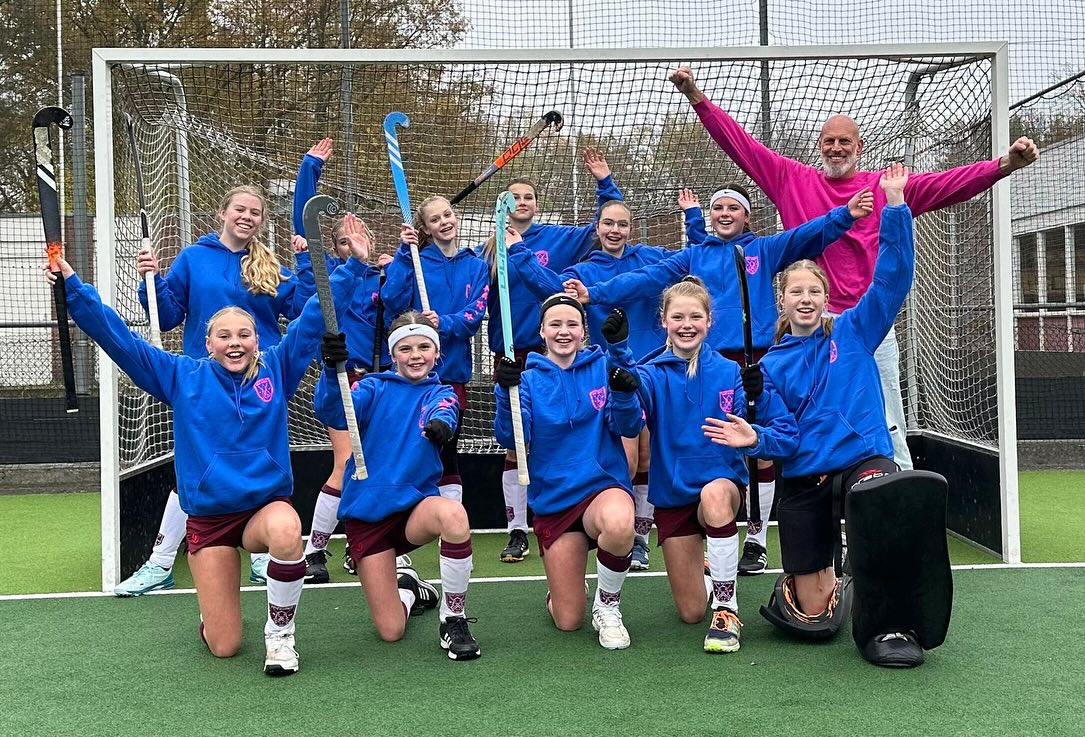 Vandaag hebben de dames van Mo14-1 een mooie gesponsorde hoodie ontvangen! Met dank aan de sponsoren Twin Seasons, Kroon Kwarwei en Bouwbedrijf vd Sluis. Het vierde kwart van de wedstrijd tegen Haren werd gewonnen met 1-0. Maar helaas wist Haren in de eerste helft 2x vaker het doel te vinden. Ondanks het verlies, straalden de meiden in de fleurige hoodies!! Op naar de volgende wedstrijd!!