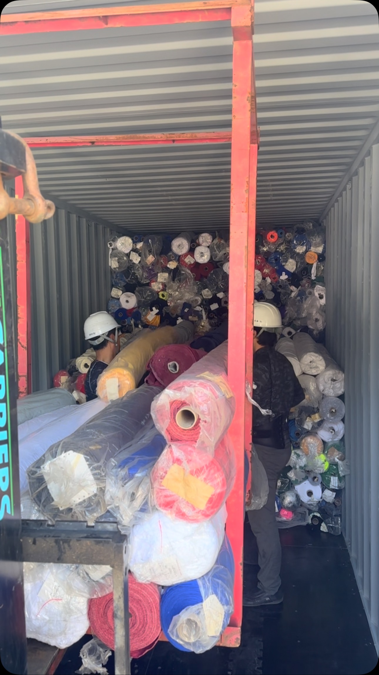 反物のバン詰めの様子です!
約1日かけてコンテナに積込をしました
この反物たちはイラクへ向かいます!🛳️
--------------------------------------------
基商事株式会社
〒918-8222 福井県福井市坂下町第7号10番地
☎️0776-50-2258
#福井
#福井リサイクル
#プラスチック再利用
#バン詰め