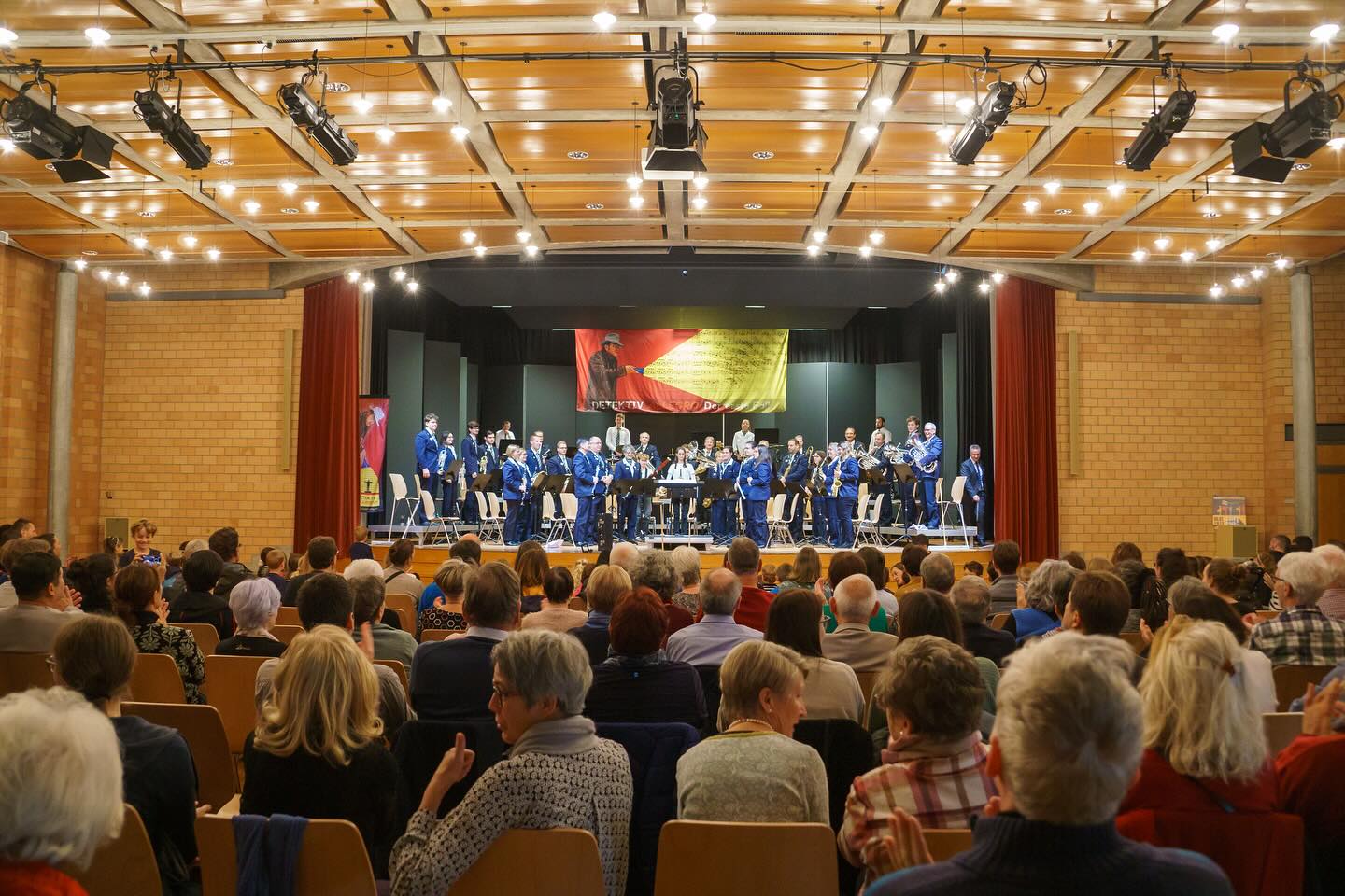 Einen kniffligen Fall hatte Detektiv Allegro am 17. November 2024 im Gemeindesaal Walchwil zu lösen. Glücklicherweise halfen ihm eine Vielzahl von jungen Hilfsermittlern, den verschwundenen Noten auf die Spur zu kommen
#blasmusik #detektivallegro #walchwil