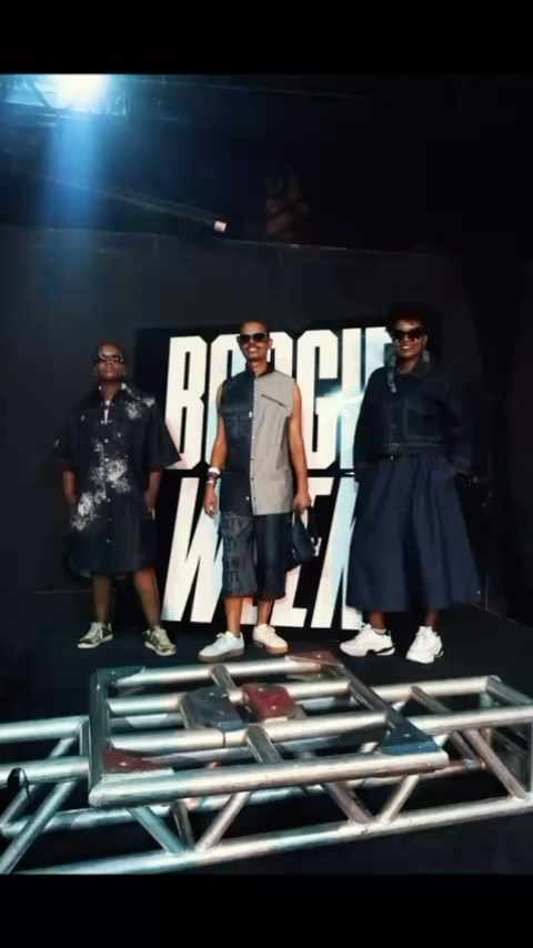 A Lerato Social tem o orgulho de marcar presença na Boogie Week, um festival que celebra a riqueza da cultura afro-brasileira, em toda a sua música, dança, e diversidade. Neste evento vibrante e inclusivo, Lerato Social traz sua essência: transformar vidas e tecidos através da criatividade, sustentabilidade e valorização do trabalho feminino.
No coração da nossa participação está a exposição de peças únicas, criadas com a técnica de *upcycling*. Cada item é resultado do talento e dedicação de mulheres incríveis que, com suas mãos habilidosas, transformaram jeans descartados em verdadeiras obras de arte vestíveis. Essas peças contam histórias de reinvenção, mostram o poder da sustentabilidade e celebram o talento que existe em cada mulher.
Este ano, também temos a honra de contar com uma parceria especial com a Santista, uma marca reconhecida por sua excelência e inovação no segmento de jeanswear. Juntas, desenvolvemos uma linha exclusiva e sofisticada, que combina a autenticidade do *upcycling* com o acabamento refinado que a Santista proporciona. Essas roupas carregam não apenas estilo, mas também propósito, reafirmando nosso compromisso com a sustentabilidade e o empoderamento.
Lerato Social: vestindo histórias, construindo futuros.
#desconstruirparaconstruir #boogieweek24