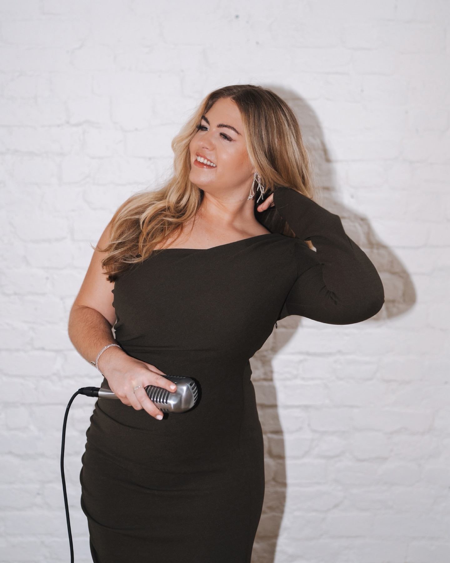 I’m sorry, but HOW is it Christmas Day next week? I feel like I’ve literally blinked and realised how far into the month we are 🤣 
This is where you can find me over the next few days…
TONIGHT
@theredlionincaerleon
8 - 10pm
SATURDAY
@fitforyourprincess Christmas show
SUNDAY 
Wedding @santffraedhouse 
Ceremony, drinks & wedding breakfast 
TUESDAY (Christmas Eve)
@butterfliesbk 
7pm - 9pm *bookings only 
Then a few days off over Christmas, and a beautiful wedding on New Year’s Eve followed by a special NYE party with @thelongweekendmusic at @vocostdavidscardiff 
📸 @daniellamarinosphotography 
#weddingsinger #weddingsingeruk #weddingvenue #weddinguk #welshsinger #weddinginspo #weddingwales