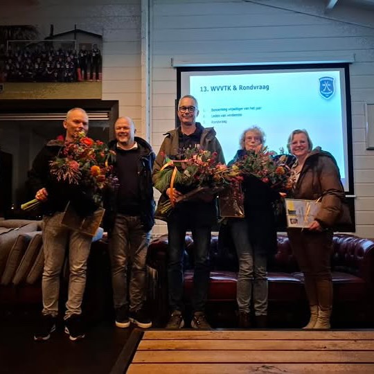 Na de winter kun je deze toppers bewonderen op onze “wall of fame”. Zonder hen geen club! Bij elkaar staat hier decennia aan vrijwilligers-ervaring en daarom verdienen zij een ?.
@jacco.brink.5 - vrijwilliger van het jaar
@broekhuisdick - lid van verdienste
@hannekesmet - lid van verdienste
manondekleuver - lid van verdienste
#vmhcspitsbergen #vrijwilligervanhetjaar #lidvanverdienste #regiosport #knhb