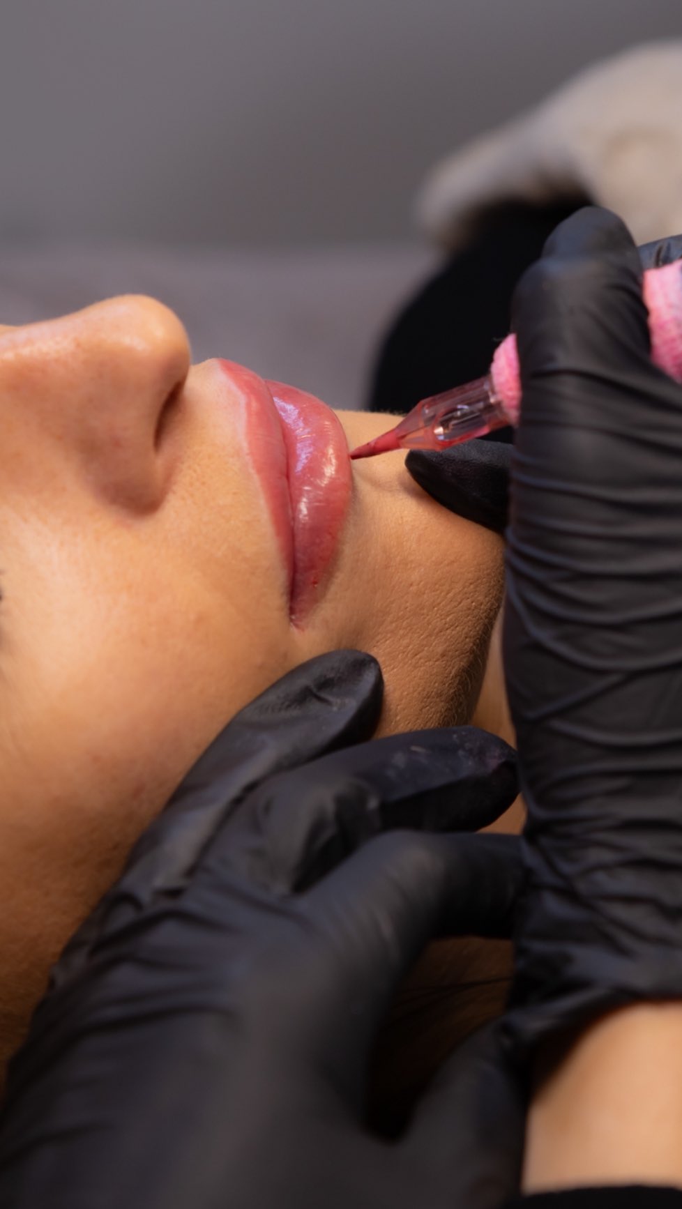 LIP BLUSH ?
De voordelen:
- verbeterende lipvorm
- langdurige lipkleur
- verzorgde look
- natuurlijke, frisse lipkleur
Wil je meer weten of een afspraak plannen? Stuur ons dan een berichtje ?