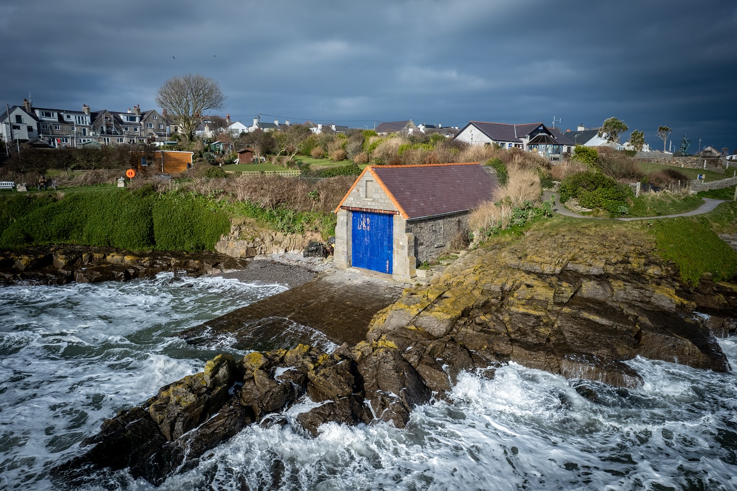 Capturing the former lifeboat station in Moelfre for @townandcountry_uk that will be coming up for auction very soon!
#moelfre #anglesey #gwynedd #northwales #lifeboatstation #rnli #propertyforsale #fromwhereidrone #drone #dji