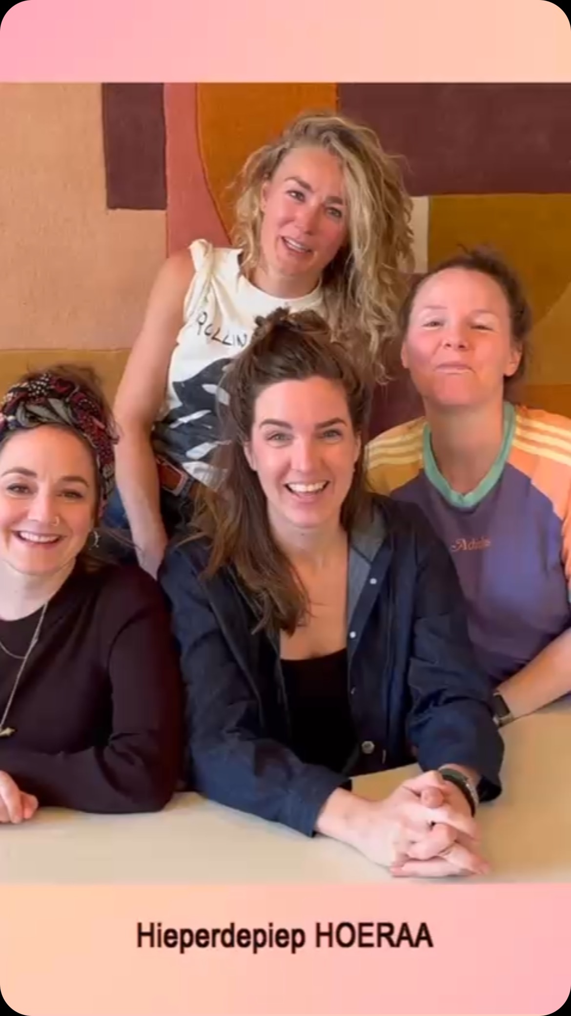 Wij zijn vandaag 10 jaar samen 🥳🎶
En om die reden geven wij een GRATIS HUISKAMERCONCERT weg. Wil je die winnen?
Tag jezelf of iemand die je dit gunt met de reden waarom. Misschien tot gauw?!