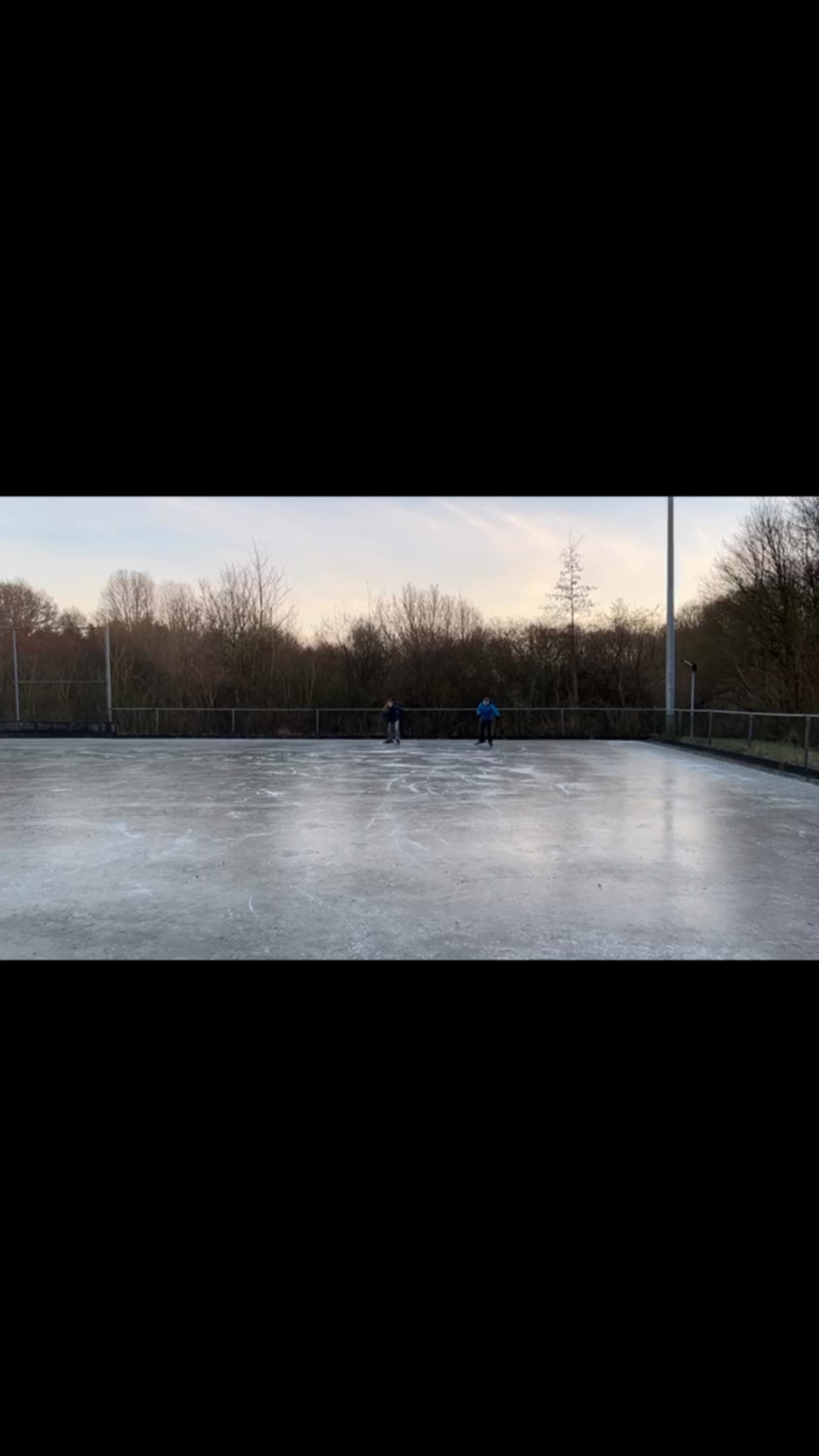 Afgelopen weekend stond er plotseling een laagje ijs op het zandveld. Daar maakten Veerle en Josien meteen gebruik van. Schaatsen onder en glijden maar ⛸️