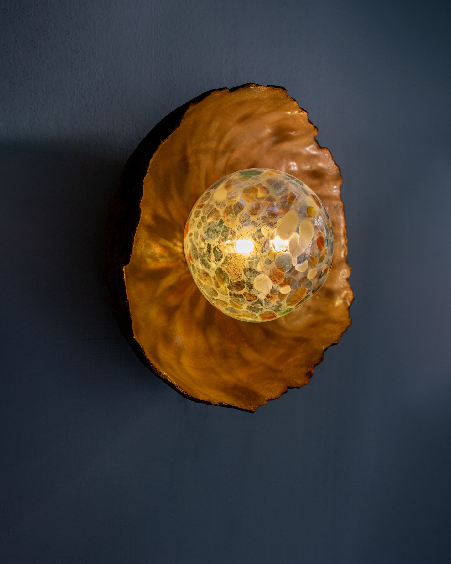 🌊 With her hands, Ceren brought new textures and colors to life in Asea. She reimagined the gentle ripples of the sea and the soft reflections of light in her own unique way. ✨
>>maiizen.com