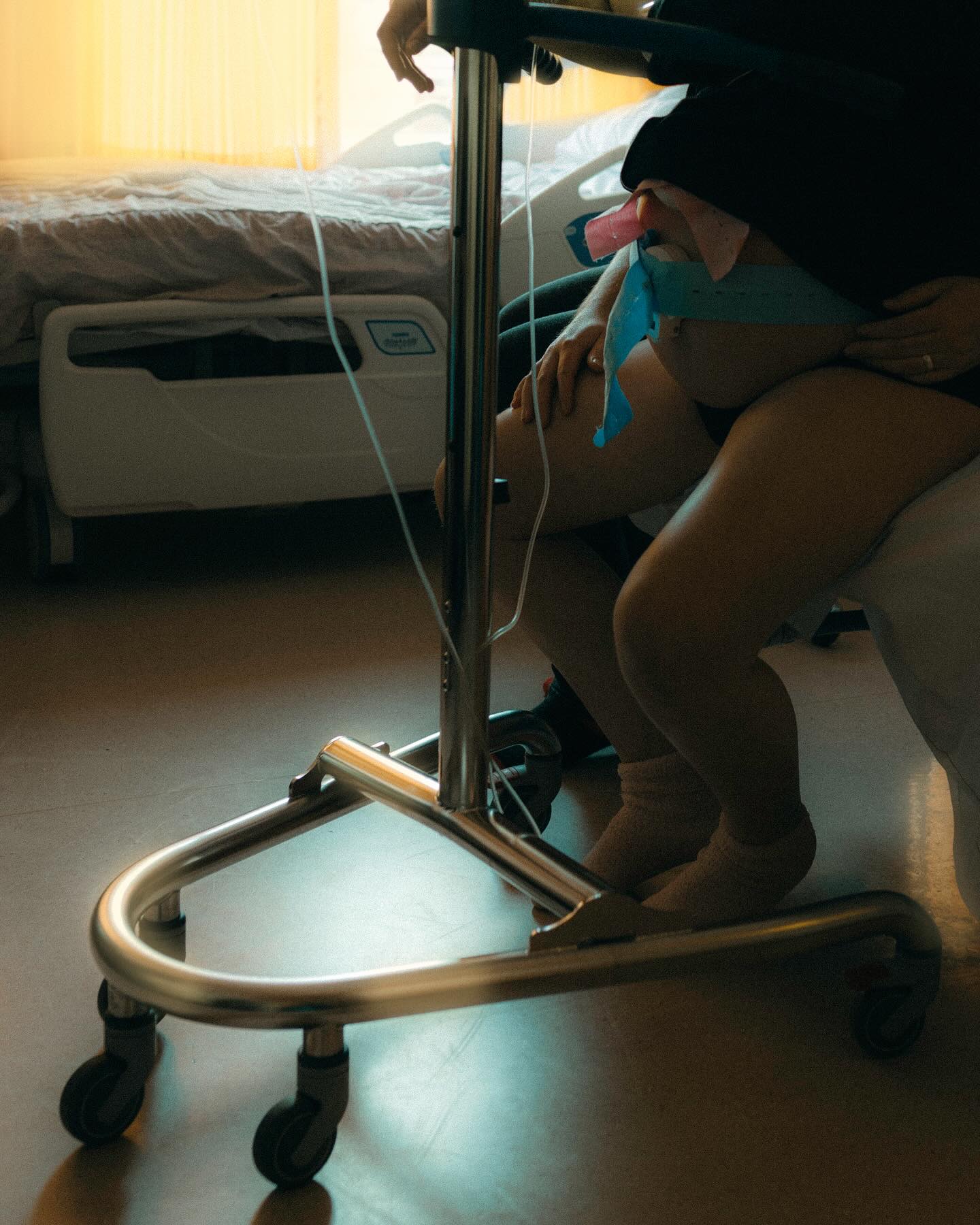 You might plan a hospital birth with a clear birth plan, but not much preparation. During birth your wishes might change or you might find yourself in an unexpected situation. You might ask for pain medication even though you didn’t plan to, and now your care provider asks you what would you like to choose. In the midst of waves I can guarantee you, you won’t have time to gather information about all the possible outcomes, side effects, domino effect of interventions. This is why I find it extremely important that you gather all the available information beforehand.
Do you know about the possible outcomes of pitocin?
Have you heard about the hospital’s protocol when it comes to morphine?
Did you know that epidural is more than “just” a needle in your back and you will need a lot more to be done?
Do you know which positions can support your baby’s position even when you are stuck to your hospital bed?
On your birth class we will talk about it all and even more! In my belief informed decisions are the most important to make so you can look back at your birth with a positive feeling! Your positive birth experience starts during pregnancy… 🤎
Want to hear more about my birth classes or want to book yours? Feel free to send me a message! 🍃
📸 this picture was taken by me and was shared with permission of the parents.
#doulaaruba #arubadoula #arubabirth #birtharuba