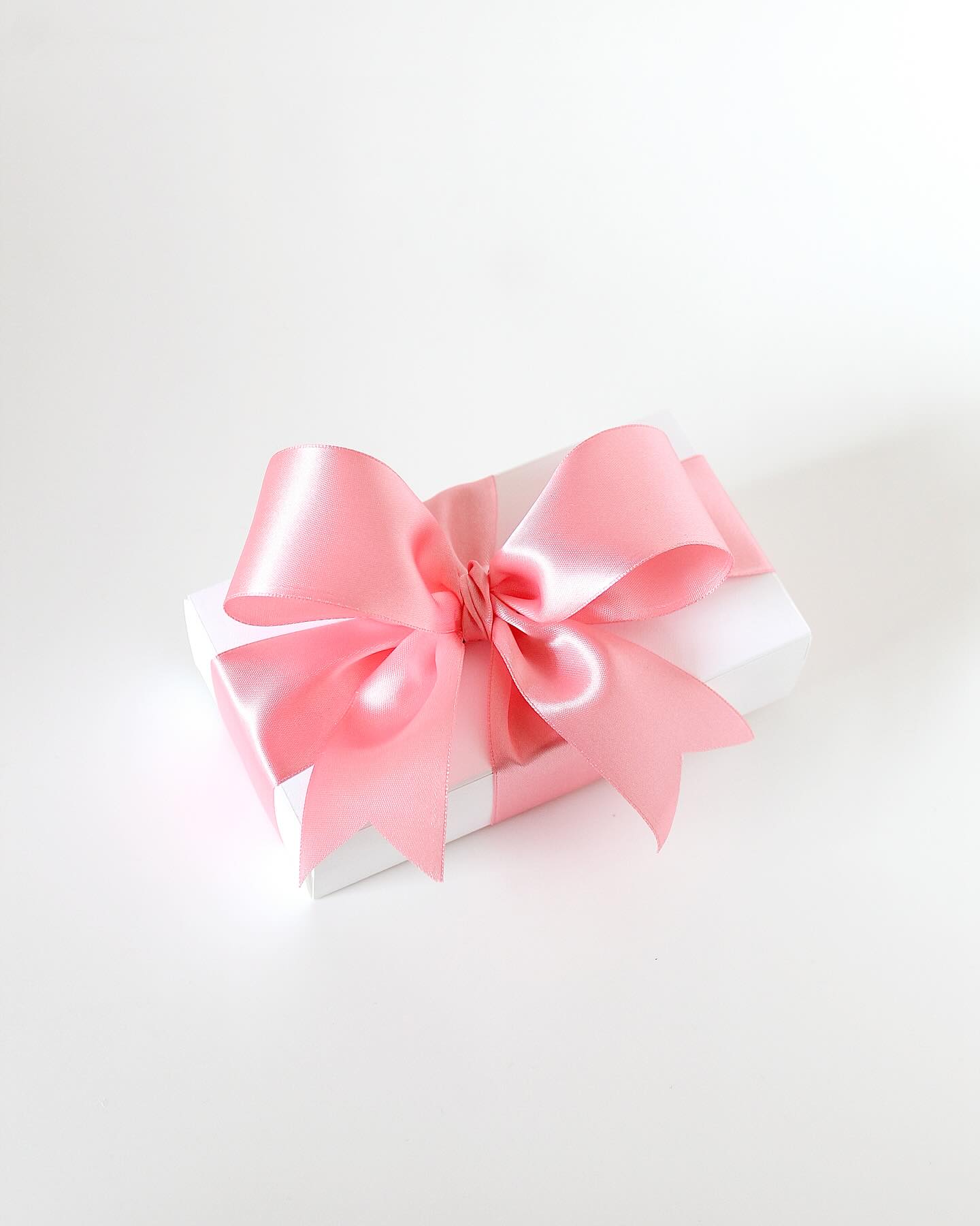 Desfazer o laço de cetim e abrir a caixa branca para descobrir a delicadeza e a doçura das amêndoas em uma só mordida.
—
E para deixar a experiência de ganhar um “Presente Boulan” ainda mais especial, as caixas podem ser personalizadas com a cor da fita, uma mensagem ou com sua identidade visual ✨
#amaretto #boulan #weddings #casamentos #lembrancinhas #presente #corporativo