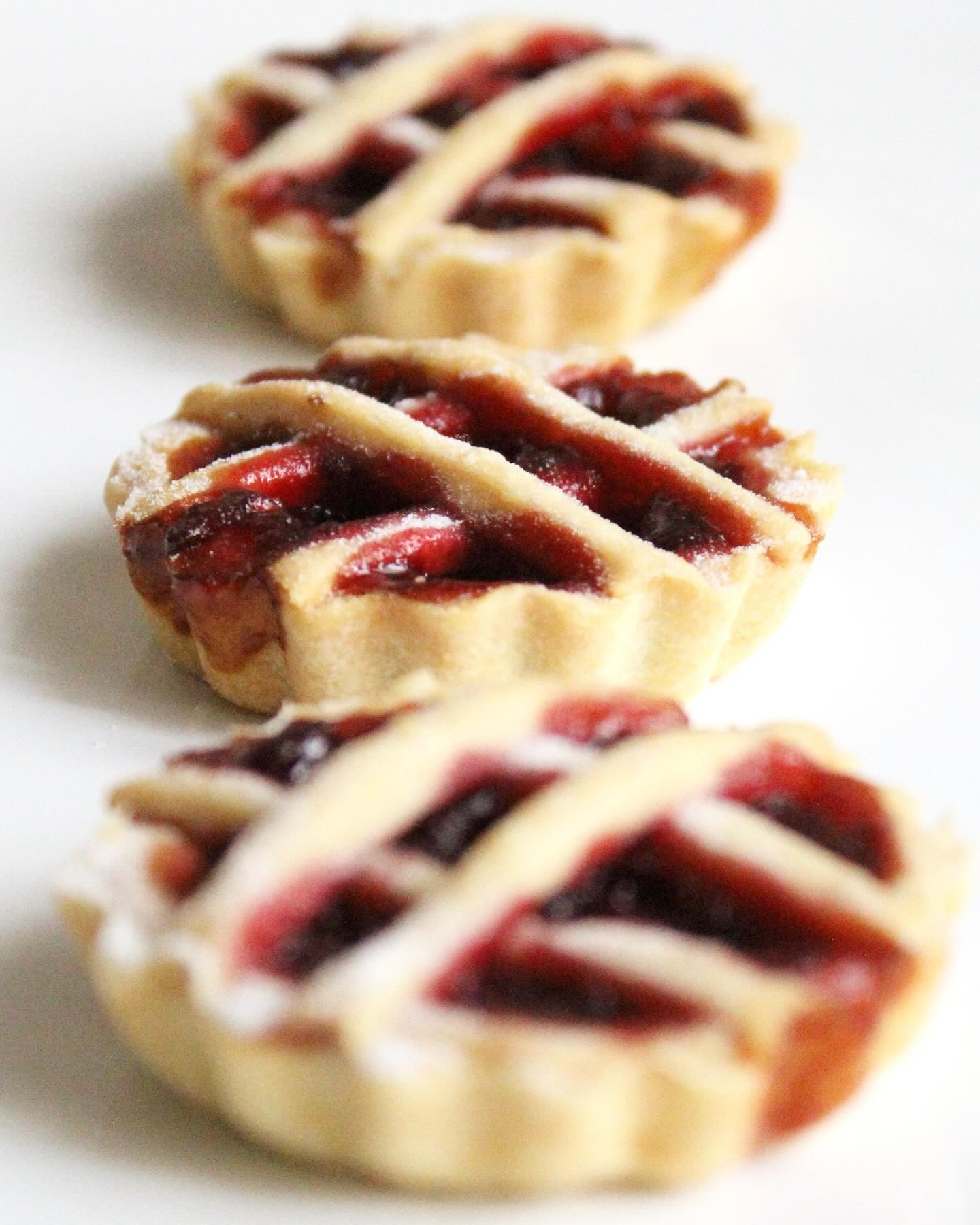 Mini Crostate alla confettura di Lamponi —
Mini tortinhas recheadas com geleia de framboesas também disponíveis na versão grande para servir, cortar e dividir 🫶🏻