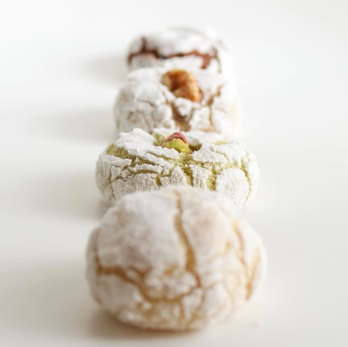 To notice “that’s a BOULAN” from far — mixing fashion and culinary
-
Algumas das minhas frases favoritas que foram ditas na série HALSTON e que eu guardo no bloco de notas como provocações para lapidar o branding de vez em quando:
figure out some signature
To notice “thats a halston” from far
All fragrances are a mix of three notes
The base, the heart and the top
The top: the present, ephemeral. It’s here and then, it’s gone.
The heart: the core of the fragrance. The soul of the perfume. What holds it all together.
The base: most important. About the past. About memories, feelings..
How does the smell make you feel?
How the crowd would feel when they see their outfit?