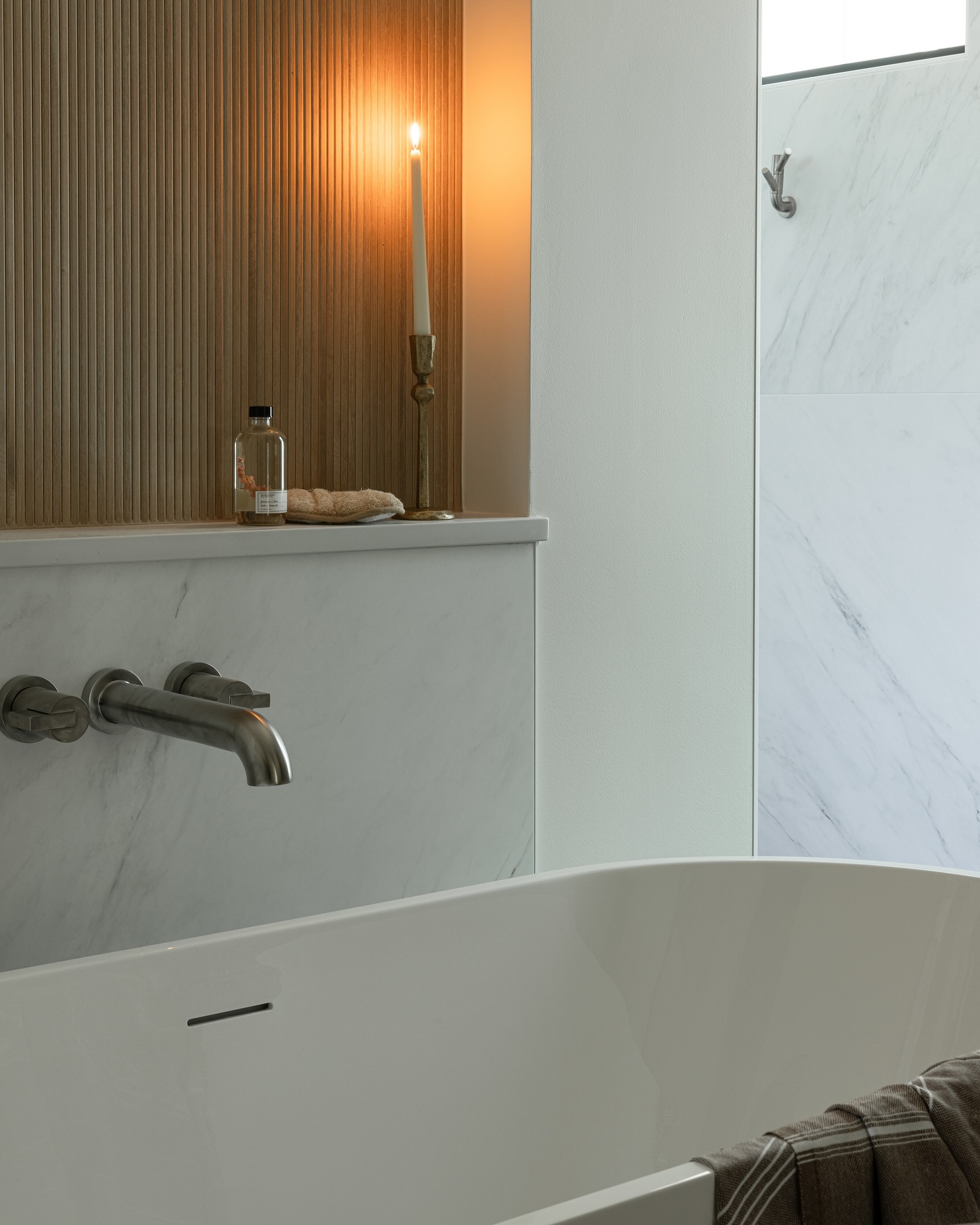 Clean lines & soft profiles, velvety marble slabs & linear wood look tiles. Expansive space & cozy lighting. This primary bathroom is all about balance 🫧 Not pictured: the heated soapstone tile floors that make you want to stay in here all day on snowy days like we’ve been having.
Photos by: @sumairaamberphoto
*
*
*
#bathroomdesign #bathroomdecor #bathroominspiration #instagood #interior #interiordesign #homedesign #interiorstyling #homesweethome #studiomolina #smid #studiomolinainteriordesign