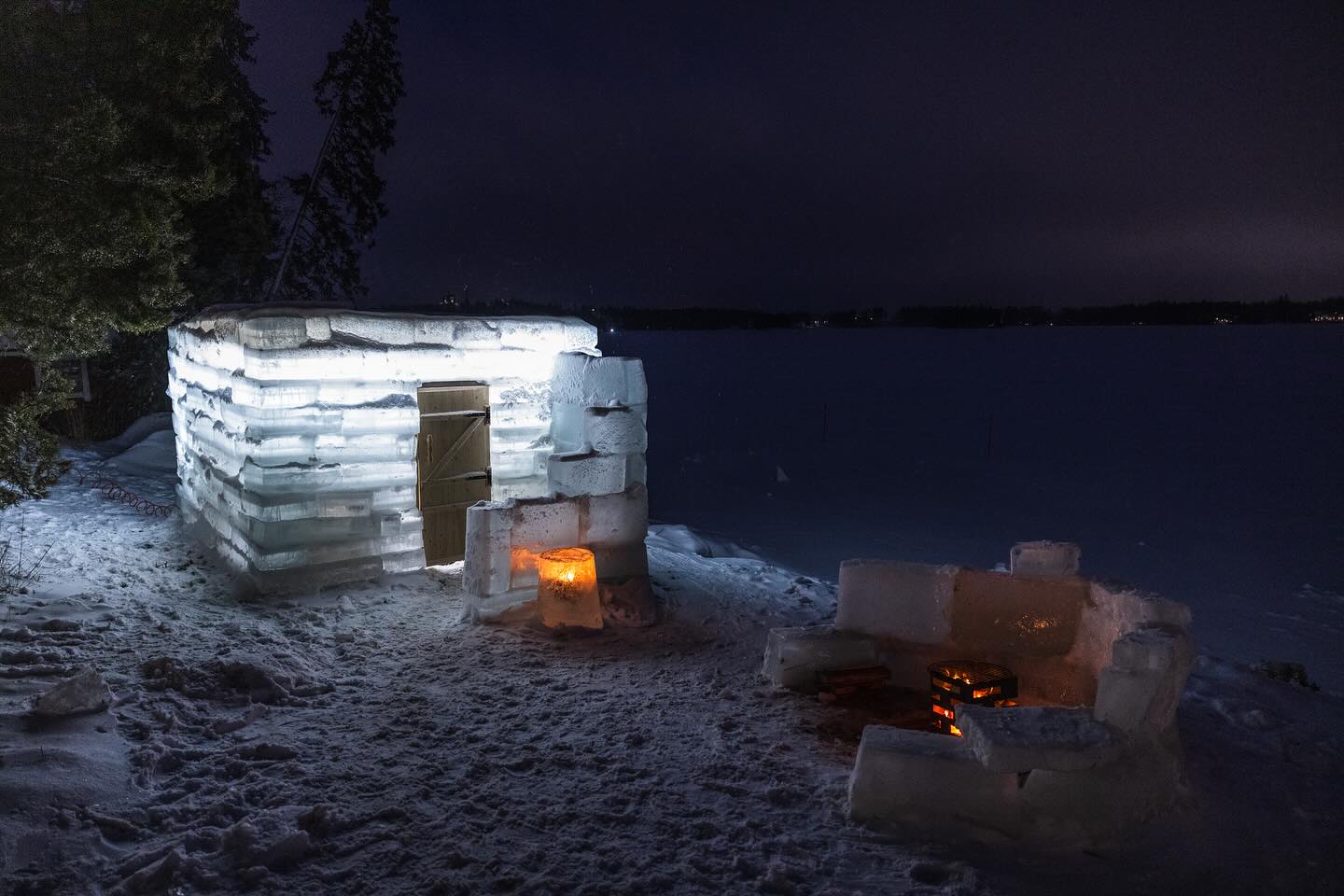 THROWBACK JÄRVELÄN VUOTEEN 2024 ??
Joinakin vuosina elämässä (ja Järvelässä) tapahtuu paljon asioita. Vuosi 2024 jäänee jossakin määrin historian kirjoihin ainakin tapahtumien määrässä mitattuna.
Vuosi alkoi asiakkaiden upealla jääsauna-projektilla ?? Jääsaunasta tuli uskomattoman upea, ja kuten tänä talvena on huomattu, jääsaunan rakentaminen on mahdollista näillä leveysasteilla aika harvoin. Vuodet eivät ole keskenään samanlaisia. Kiitos kaikille jääsaunaprojektissa mukana olleille!
Upea talvi kääntyi vielä upeampaan kevääseen. Pakkasparatiisi avattiin jälleen, ja avantoon pääsi ympäri vuoden ? Kevät lienee monien lempivuodenaika, ja tätä kirjoitettaessa kevään ensimmäiset merkit alkavat jo tältäkin vuodelta näkyä pitkähkön talven jäljiltä ? Toivotaan tästä keväästä edeltäjänsä veroista!
Myös kesä oli tunnelmaltaan upea. Kesän aikana Järvelän uppoamispisteessä ollut laituri sekä hyppyponttooni uusittiin. Samalla remontoitiin myös sisäsauna, ehostettiin pukuhuoneita sekä kehitettiin altaiden vedenpuhdistusjärjestelmää entisestään. Pukuhuoneisiin hankittiin myös lukolliset kaapit, jotta tavaroiden turvallinen säilytys onnistuu myös jatkossa. Mieleen jäi erityisesti Järvelän Juhannus haitarinsoittajineen sekä saunavihtoineen.
Syksy toi mukanaan pari muuttujaa, kun Järvelän palo tapahtui 24.9. Palaneiden saunojen tilalle hankittiin saunakapasiteettia turvaamaan kaksi väliaikaista saunaa, ja alkoi vimmattu uudelleenrakennus. Maisemasauna saatiin avattua muutamassa päivässä. Mummolasauna saatiin valmiiksi alle kahdessa kuukaudessa, ja iso sauna valmistui tammikuun lopulla. 
Toivotaan vuodesta 2025 hieman rauhallisempaa, tervetuloa saunomaan! Kiitos Järvelän vaiheiden dokumentoinnista ja kuvista @anttipartanen ? Kiitos myös asiakkaille, työntekijöille sekä kaikille projekteissa mukana olleille. Nähdään saunoilla!
#järvelä 
#visitturku❤️ 
#visitlieto 
#avanto 
#avantouinti 
#kylmäuinti 
#sauna 
#yleinensauna 
#turku