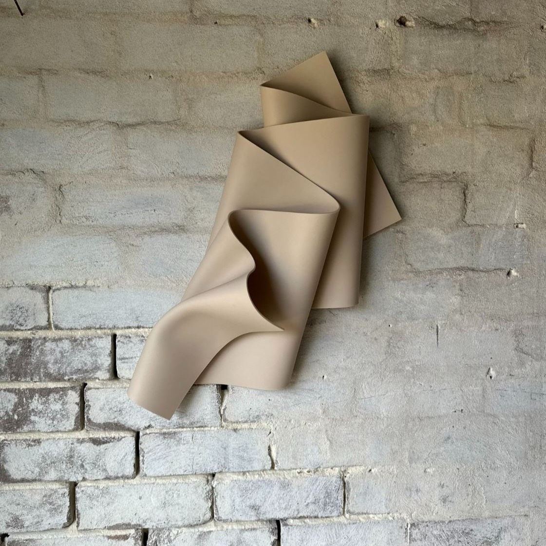 Layering interiors with texture, movement, and play of light.
Wall sculptures by @____tanarlidge @onirico_studios and @henryk.studio
#oliive_studio #oliivestudio #interior #interiordesign #homedesign #interiør #interiordetails