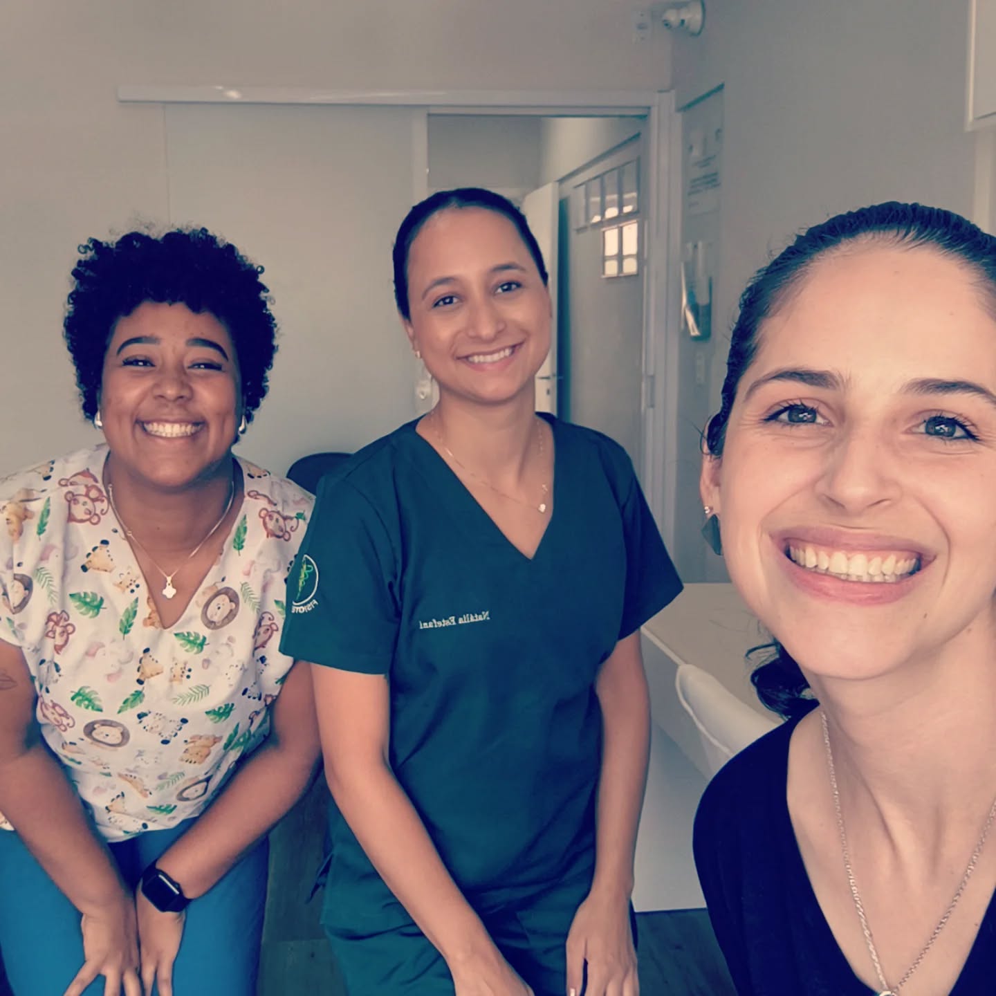 Tia Tha voltou pessoal!!!
Estou tão feliz por esse retorno. Quem me conhece sabe o quanto amo estar aqui, atender as crianças e suas famílias!
Gratidão pelo tempo que estive fora cuidando dos meus e gratidão por esse recomeço 🙏🏻
Equipe completa novamente ❤️