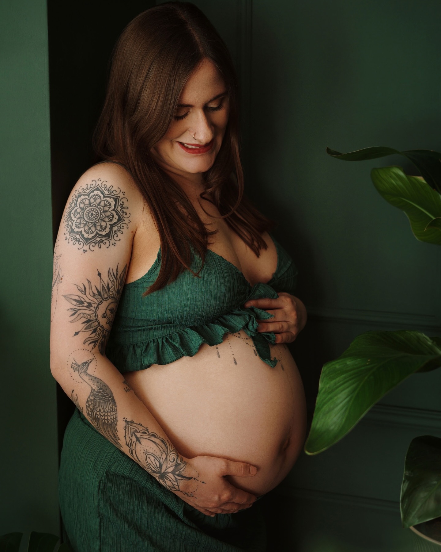 Mama werden – ein Wunder des Lebens
Es gibt kaum eine Reise, die das Herz so tief berührt wie die, Mama zu werden. In dir wächst nicht nur ein kleines Wunder heran, sondern auch eine unendliche Liebe, die mit jedem Herzschlag stärker wird. Jeder Tritt, jedes sanfte Strampeln erinnert dich daran, dass du nie wieder allein sein wirst – denn dein Herz schlägt nun für zwei.
Die Vorfreude, die Sehnsucht, die unendliche Verbindung – all das macht diese Zeit so magisch. Ein kleines Wesen, das dich jetzt schon kennt, deine Stimme liebt und sich in deinem Herzen für immer ein Zuhause schafft.
Genieße jeden Moment, denn du trägst gerade das größte Glück unter deinem Herzen. ✨💕
#MamaWerden #Schwangerschaftsmagie #UnendlicheLiebe #mera #merastudio #merastudionewborn #fotografie #fotografin #fotoshooting #fotosmitleidenschaft #studiofotografie #outdoorfotografie #shootinginspo #photography #babybauch #maternity #maternityshooting #babybauchshooting #pregnant #schwanger #schwangerschaft #schwangerschaftsshooting #babyboy #babygirl #mamaliebe #wirbekommeneinbaby #wunder #eltern #ganzgroßeliebe