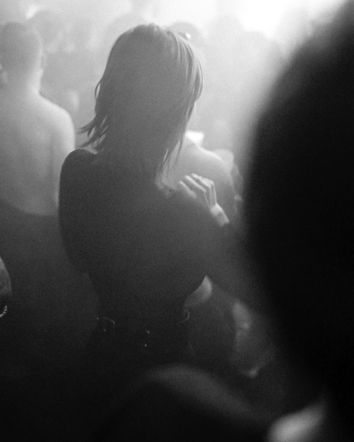 rare mid-rave vibes and going from 1 degree outside to 100 degrees front-row with a foggy lens.
beyond grateful to have bounced back a few years last Saturday at topnotch NEWRAVE x TEKNBASS ????
awake but always dreaming through my work as a photographer ??♂️
lovely sounds by @jacidorex