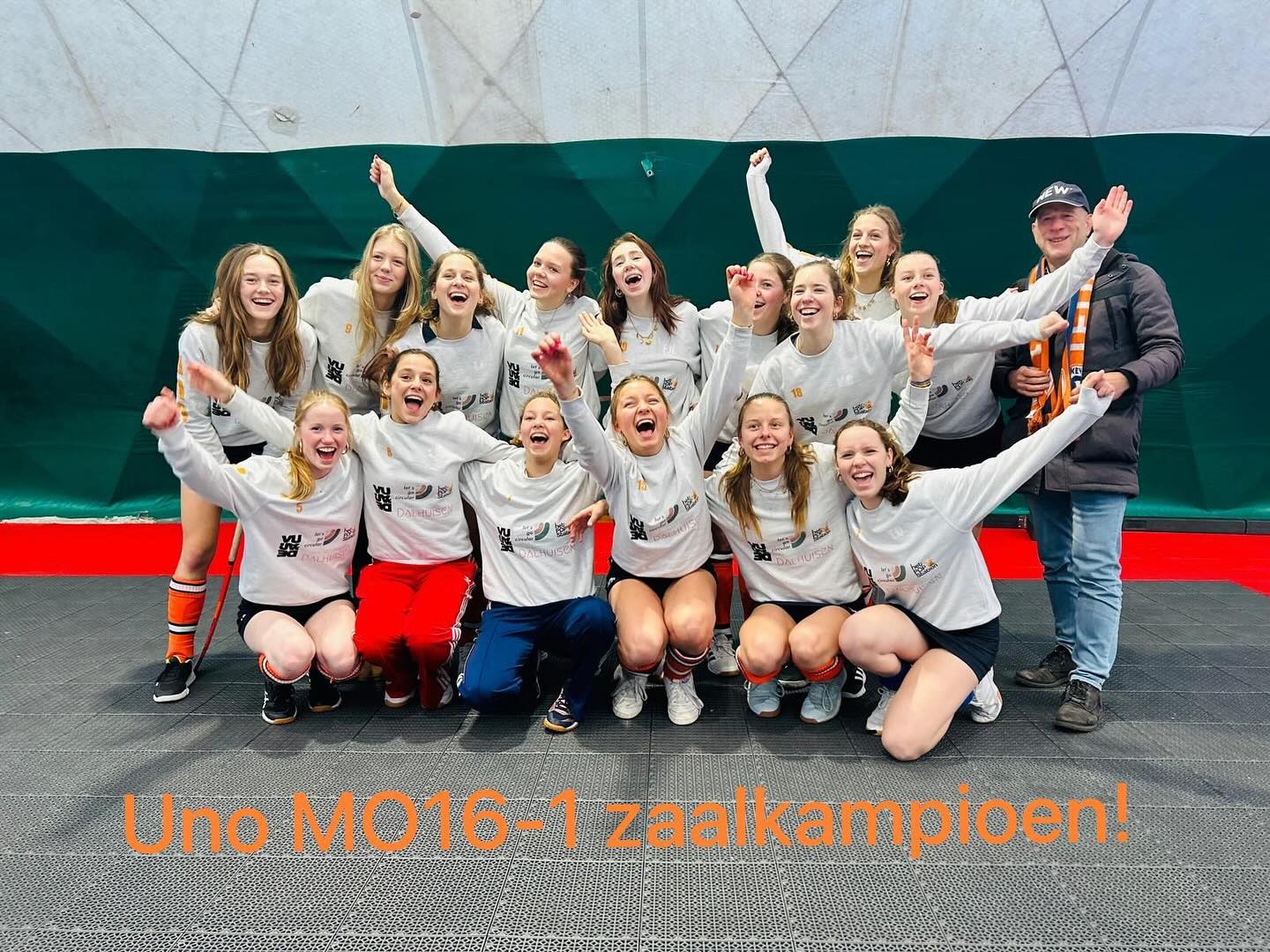? Ook MO16-1 is ZAALKAMPIOEN geworden!?
Deze meiden zijn erg op elkaar ingespeeld geraakt tijdens dit seizoen. Sommigen wisten elkaar letterlijk blindelings te vinden tijdens de doelpuntrijke wedstrijden. Ze hebben als team maar liefst 60 keer gescoord in 12 wedstrijden.
#hockeyclubuno #hockey #iedereenop1 #vechtzoom