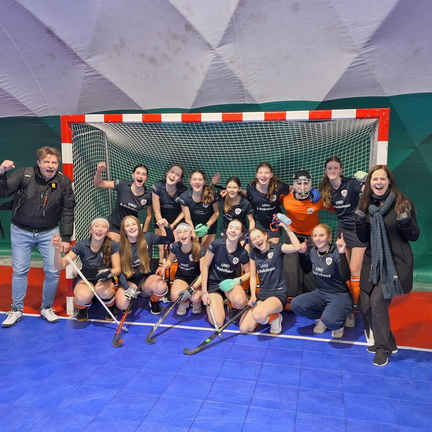 Een spannende laatste wedstrijd voor de MO16-2. Erop of eronder. Dankzij een 6-1 winst tegen Kampong werd ook de 16-2 kampioen. ✨
#hockeyclubuno #hockey #iedereenop1