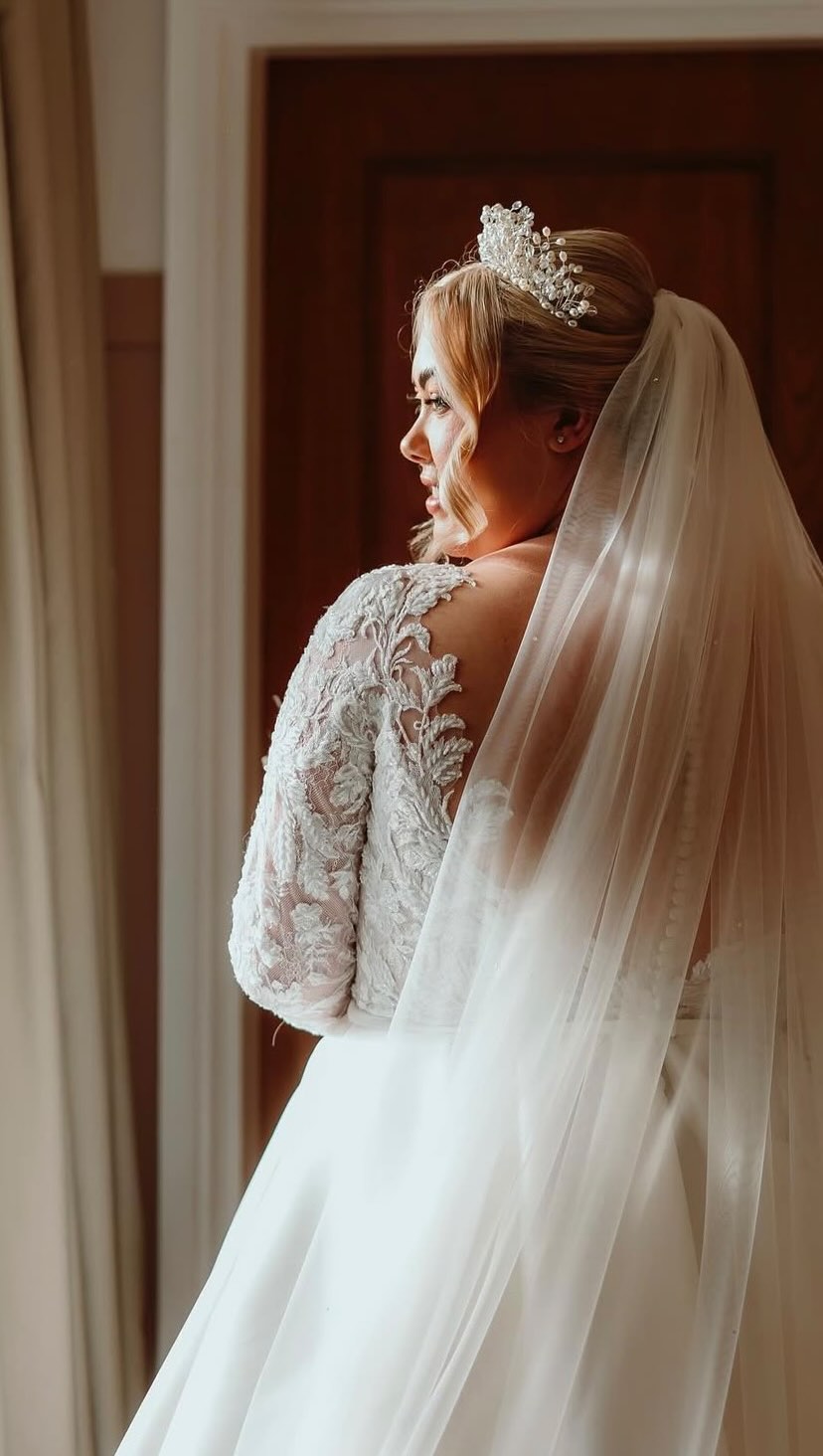 This was the most breathtaking entrance!
I’d never sung this before, but I think it makes the most beautiful aisle song 🥹 It’s ‘Anyone’ by Justin Bieber, but a stripped back piano version which was perfect for this moment. 
Would you include this song in your wedding day? 
Thank you so much @la_weddings_content for this video!
📍 @bryngarwhouse 
📱 @la_weddings_content 
📸 @honeyanddheather 
🎥 @craigefx 
👫 @lifewiththethompsons__ 
#weddingsinger #weddinguk #welshsinger #welshwedding #weddingsingeruk #weddingsupplier #weddinginspo